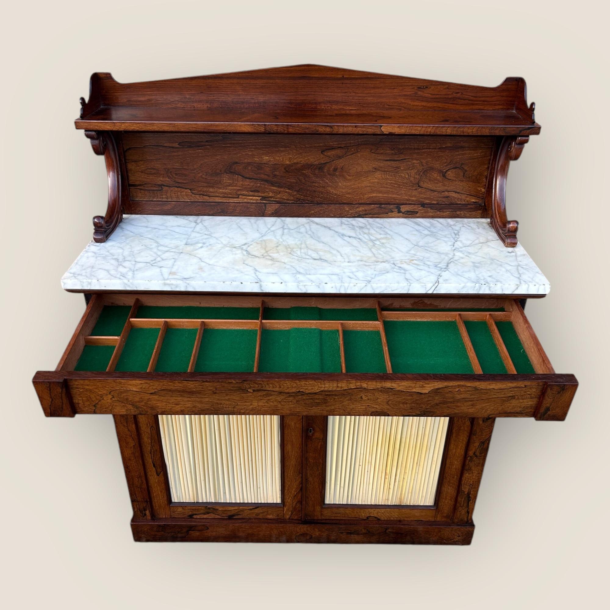Chiffoniere Regency in palissandro In condizioni buone in vendita a King's Lynn, GB