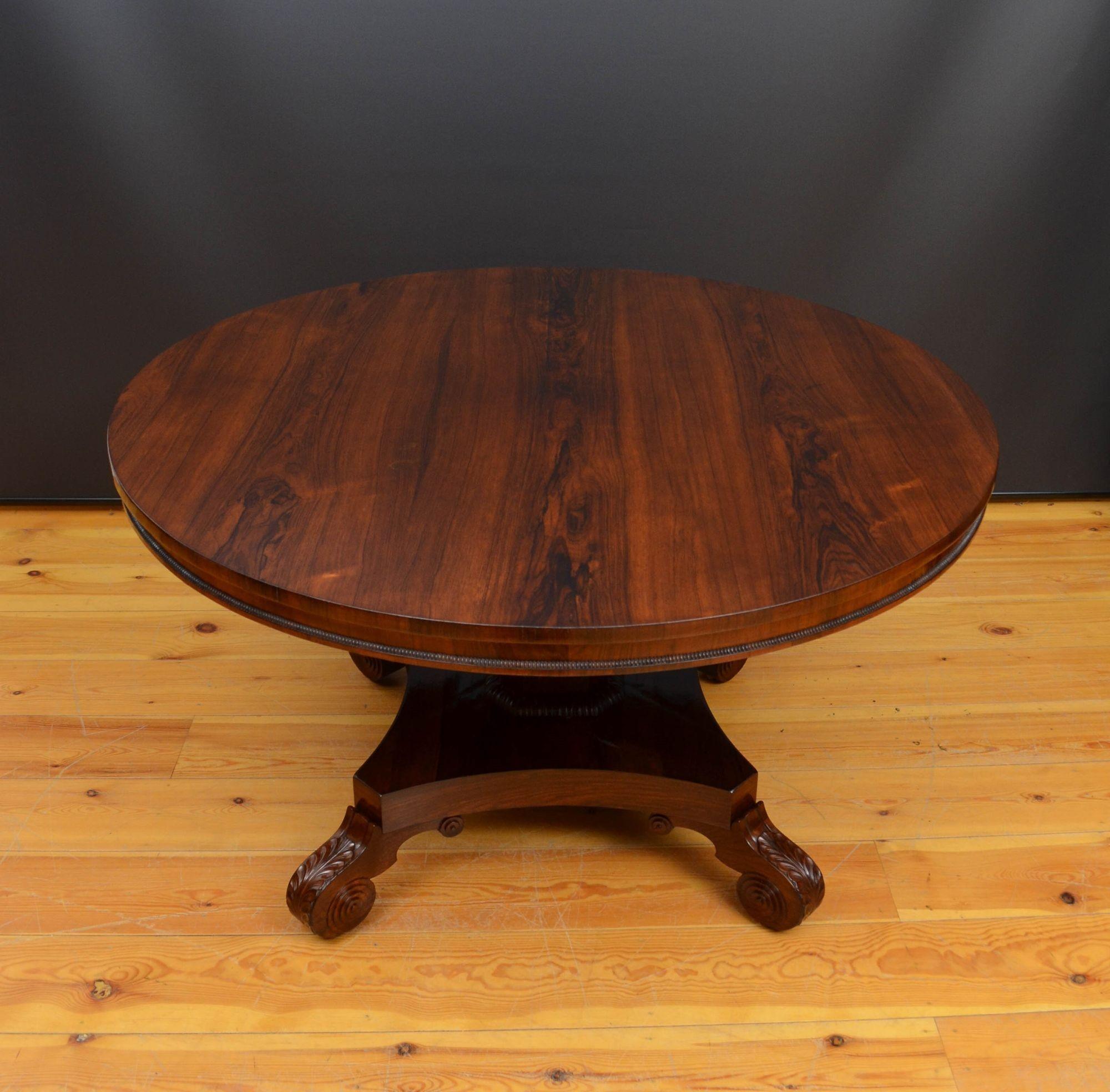 Sn5560 Table de salle à manger ou de centre en bois de rose de style Régence. Le plateau est incliné, avec un grain attrayant et un bord mouluré en quart de perle, au-dessus d'une base quadrangulaire festonnée, une colonne centrale octogonale, avec
