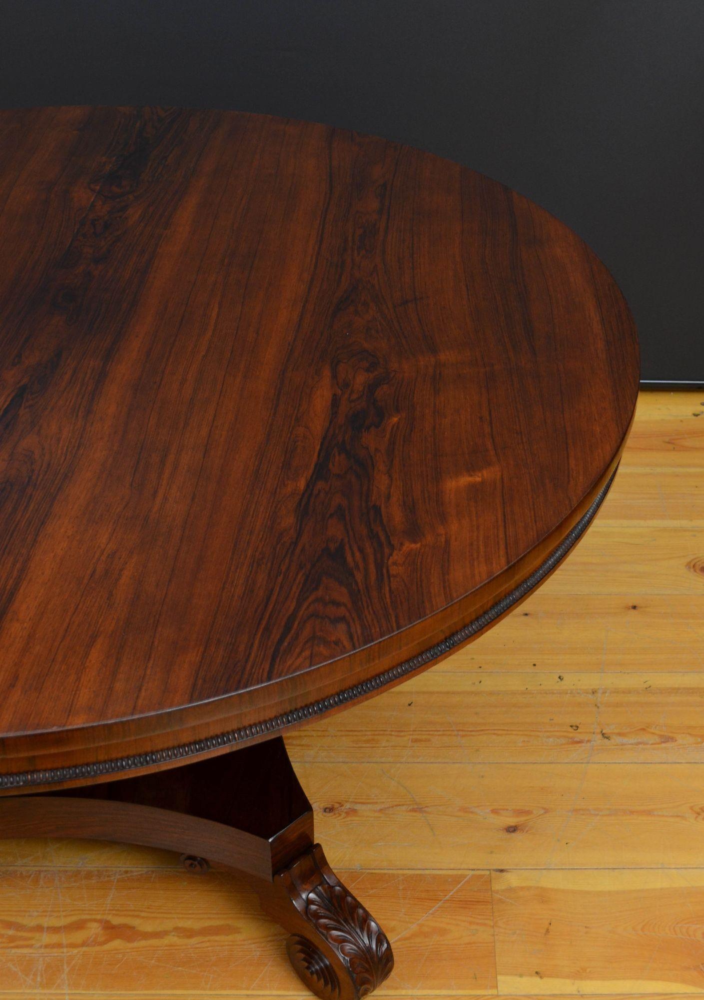 XIXe siècle Table de salle à manger ou de centre en palissandre de style Régence en vente