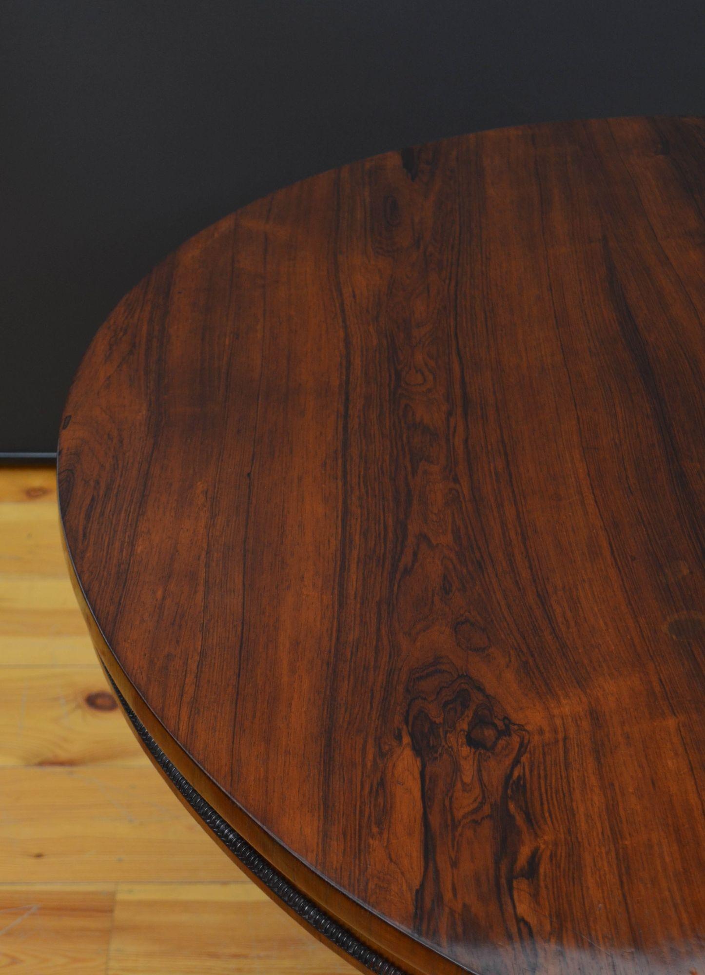 Bois de rose Table de salle à manger ou de centre en palissandre de style Régence en vente