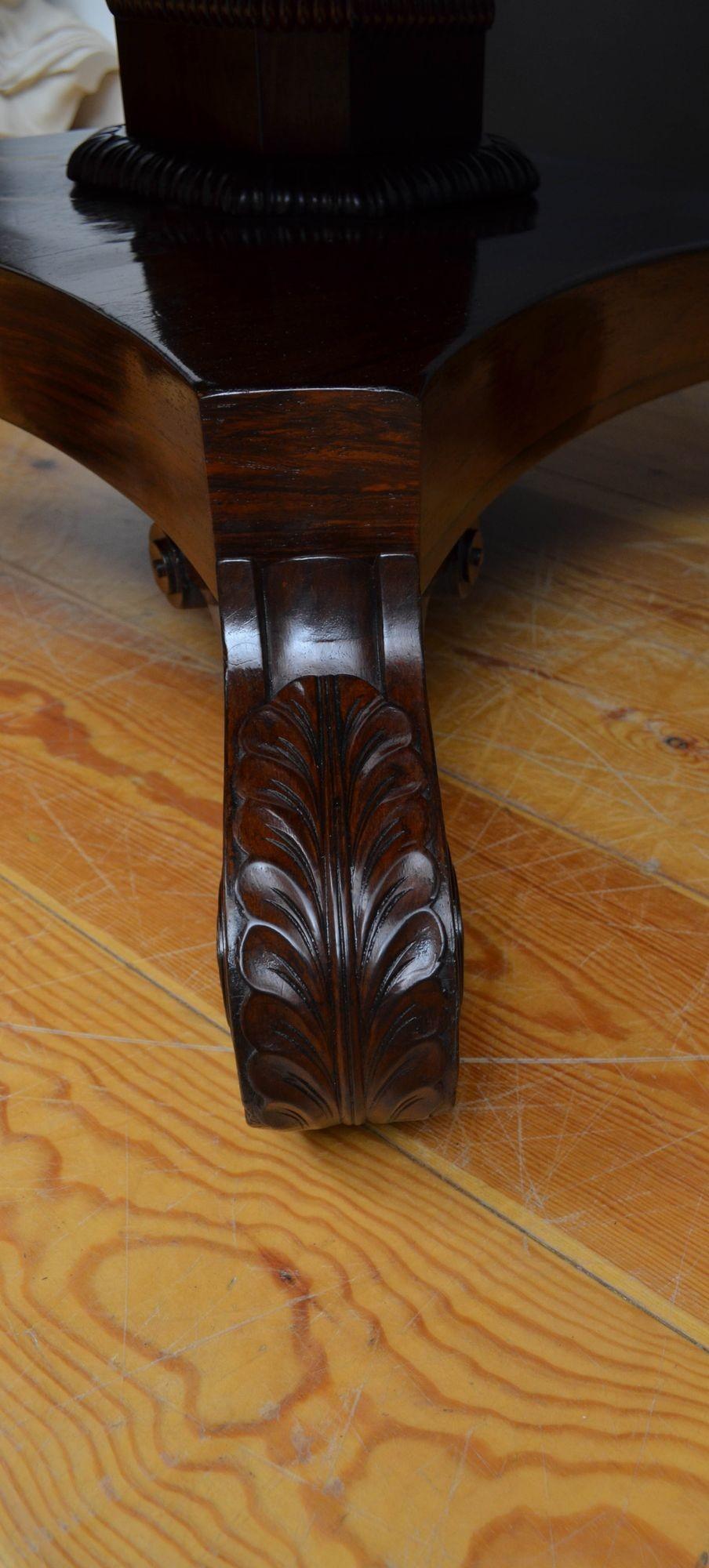 Table de salle à manger ou de centre en palissandre de style Régence en vente 3