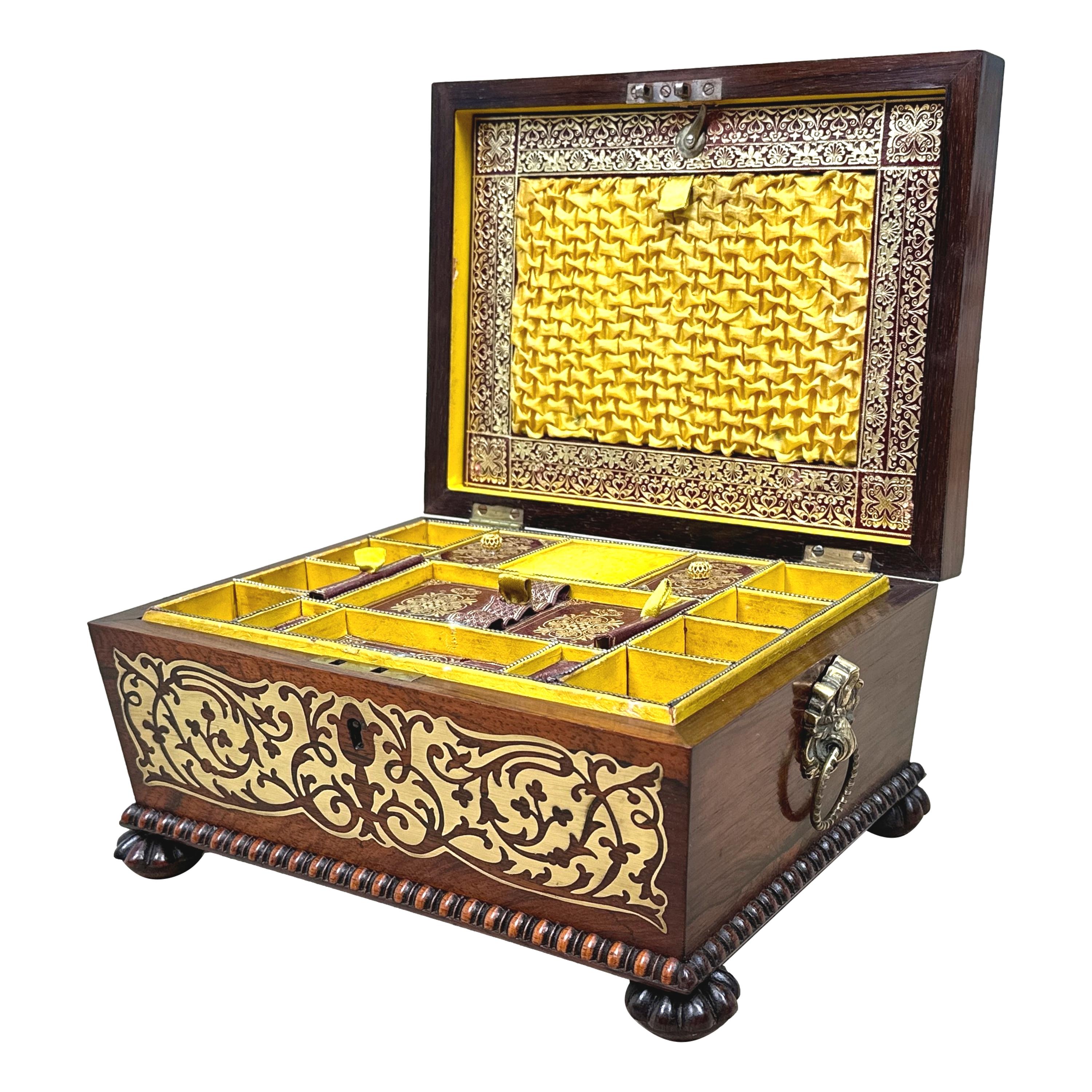 Un superbe coffret de travail, coffret de bureau ou coffret à bijoux en palissandre et laiton incrusté de la fin de la période Regency, 19e siècle, d'une qualité exceptionnelle, avec un couvercle à charnière renfermant un rabat pour document et un
