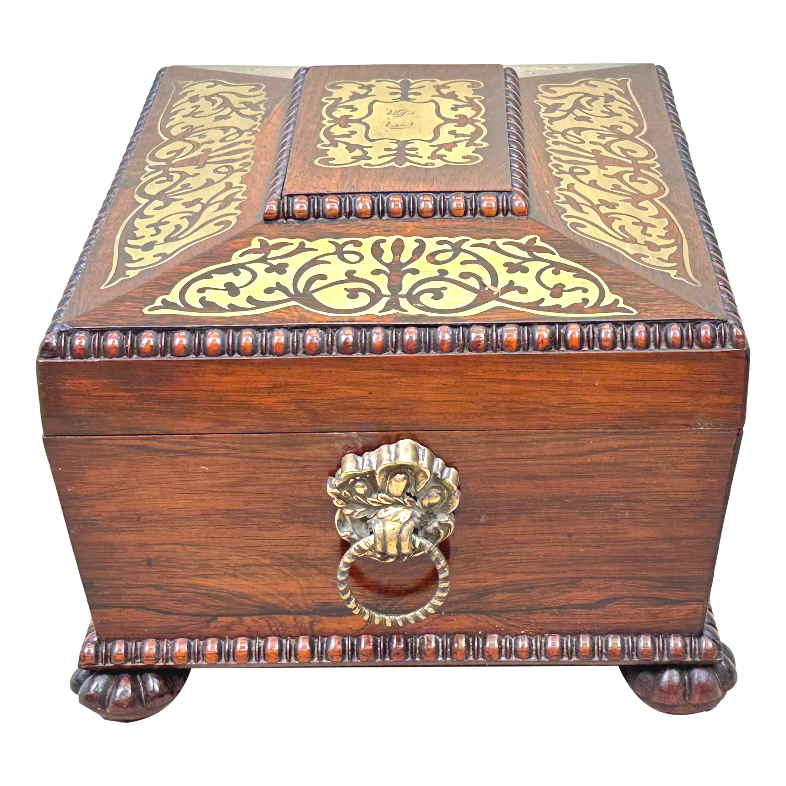 Anglais Boîte à bijoux en bois de rose de style Régence en vente