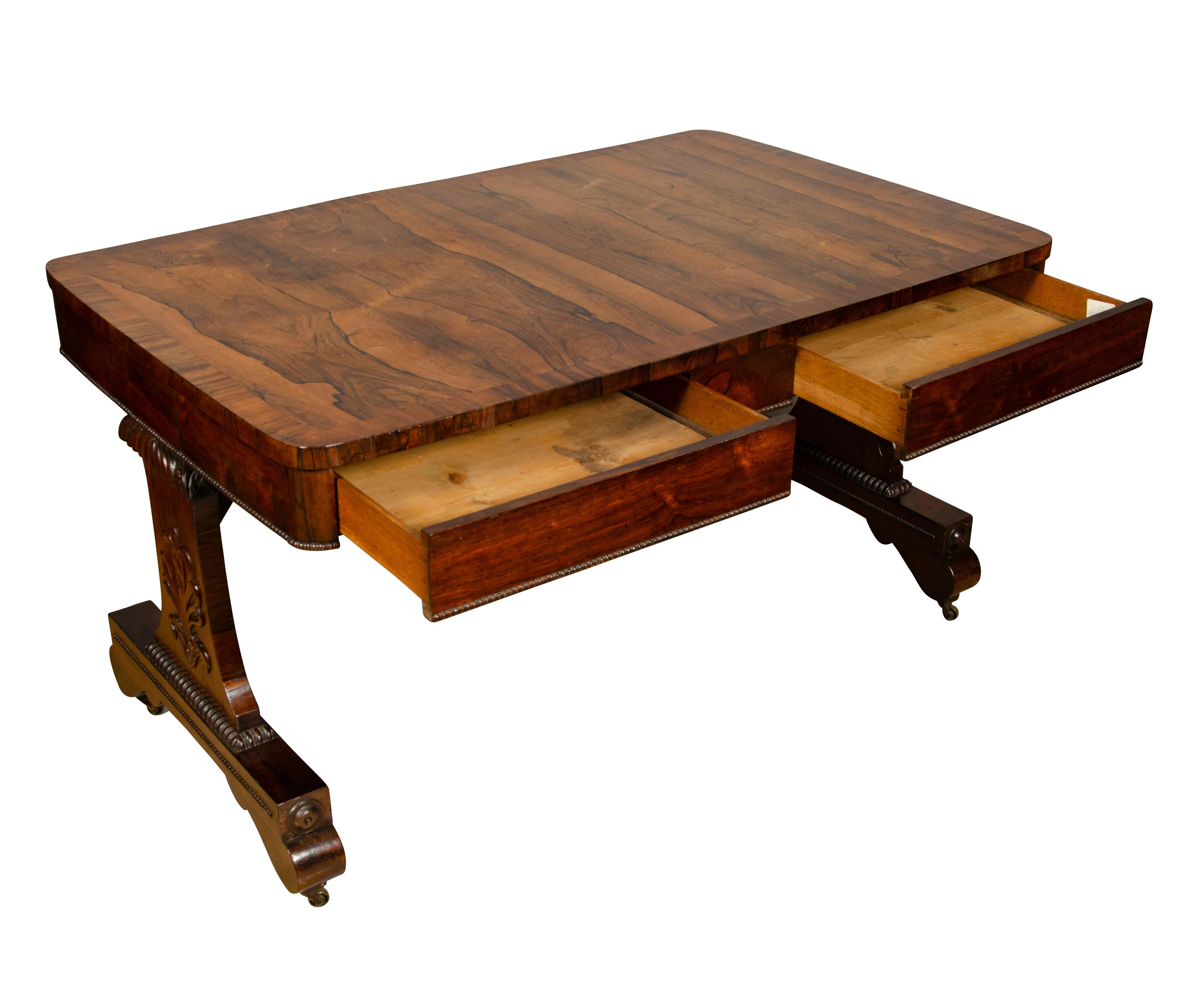 Table de bibliothèque en bois de rose de style Régence en vente 4
