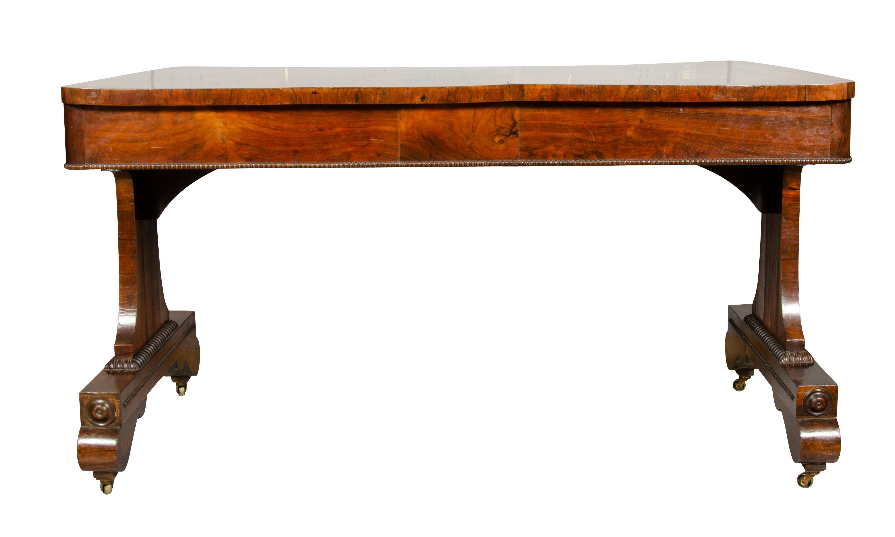 Début du XIXe siècle Table de bibliothèque en bois de rose de style Régence en vente