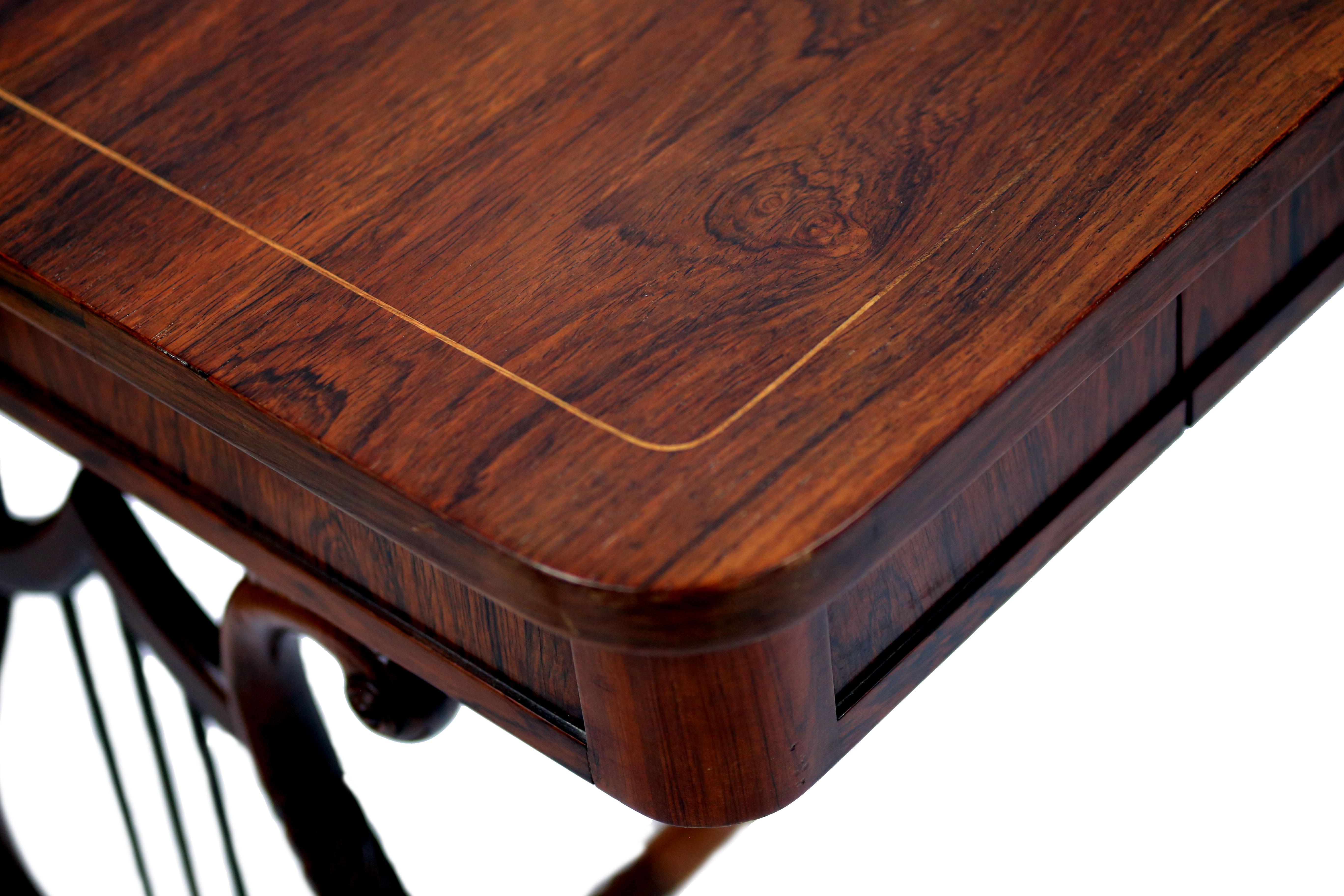 Mesa de biblioteca Regency de palisandro con base de lira mediados del siglo XX en venta