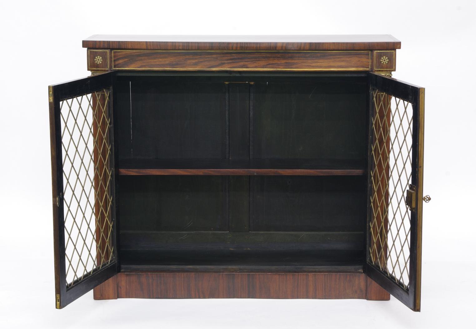 Regency Rosewood Side Cabinet, circa 1820 (19. Jahrhundert) im Angebot