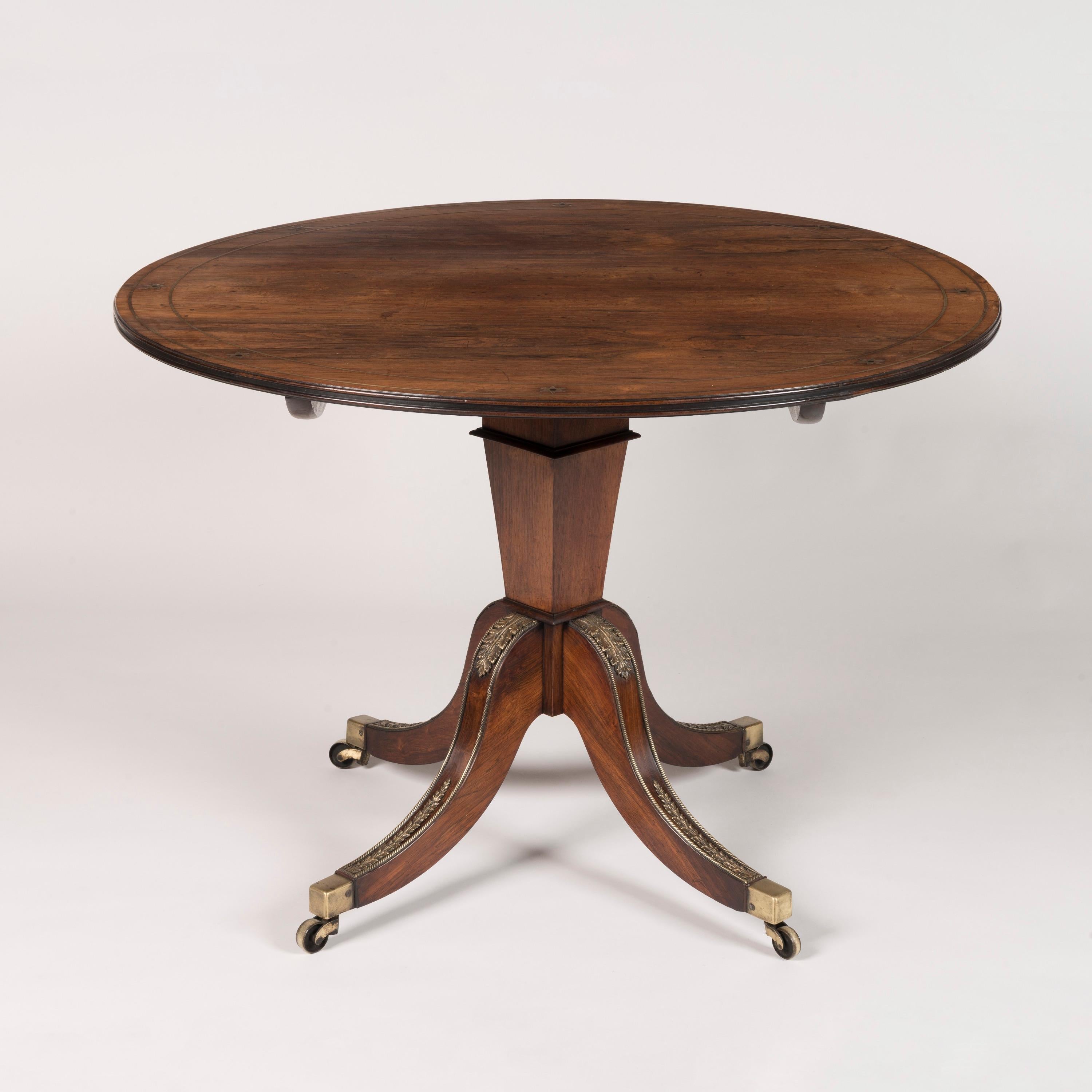 This exceptional Regency period tilt-top centre table, attributed to the prestigious London cabinet maker George Oakley, exemplifies the refined elegance and masterful craftsmanship of early 19th-century English furniture. Constructed around 1815