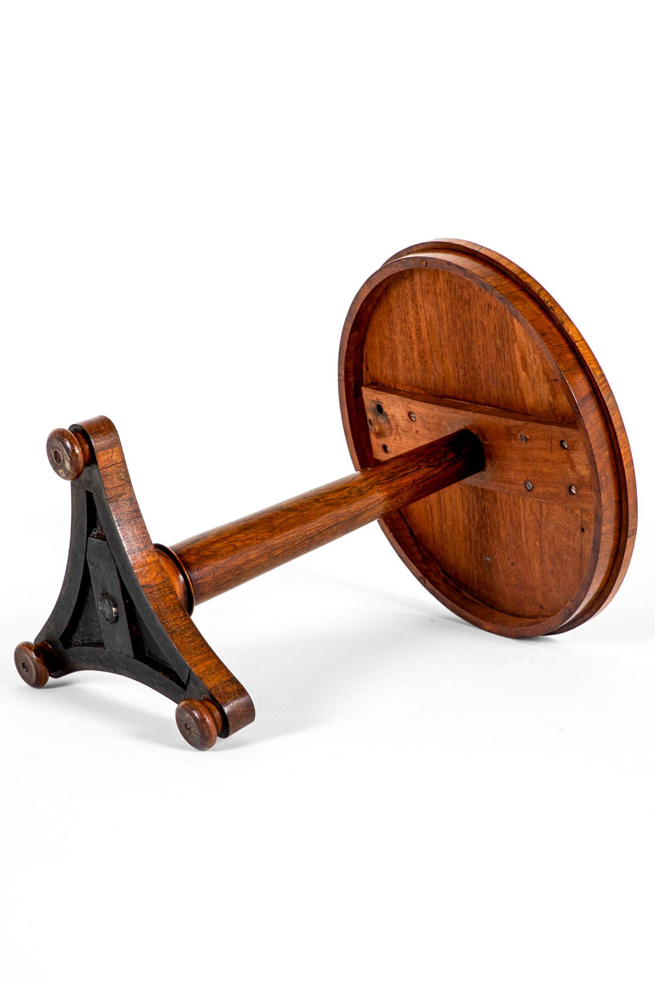 Table à vin Regency en bois de rose en vente 4