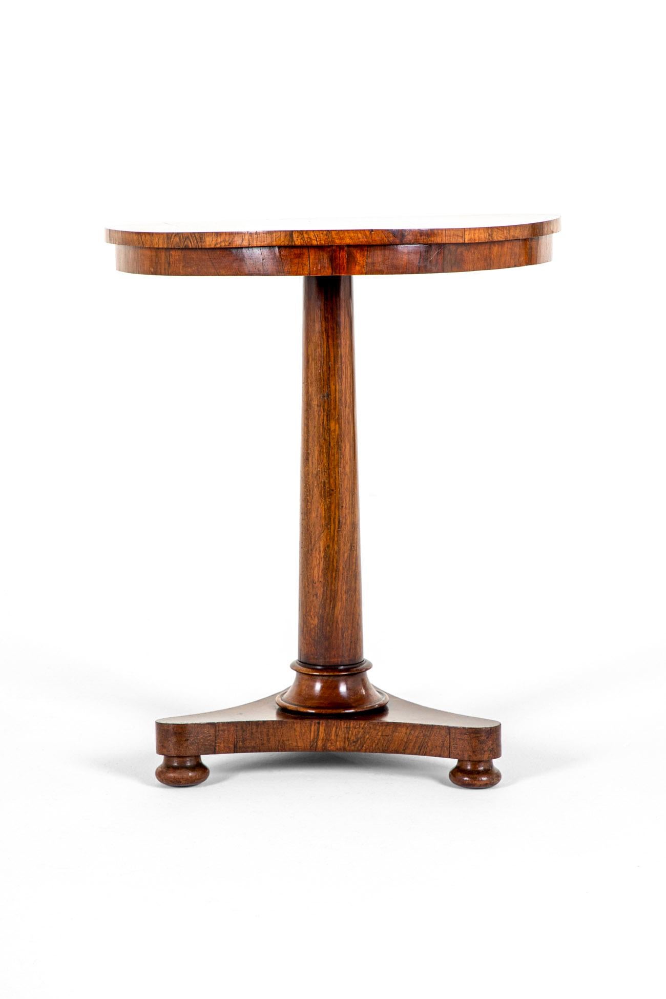 Une bonne table à vin ou table d'appoint en bois de rose.

Le plateau circulaire repose sur une fine colonne tournée et graduée, et est surmonté d'une base triforme et terminé par des pieds en chignon.

Superbe couleur et patine, en excellent