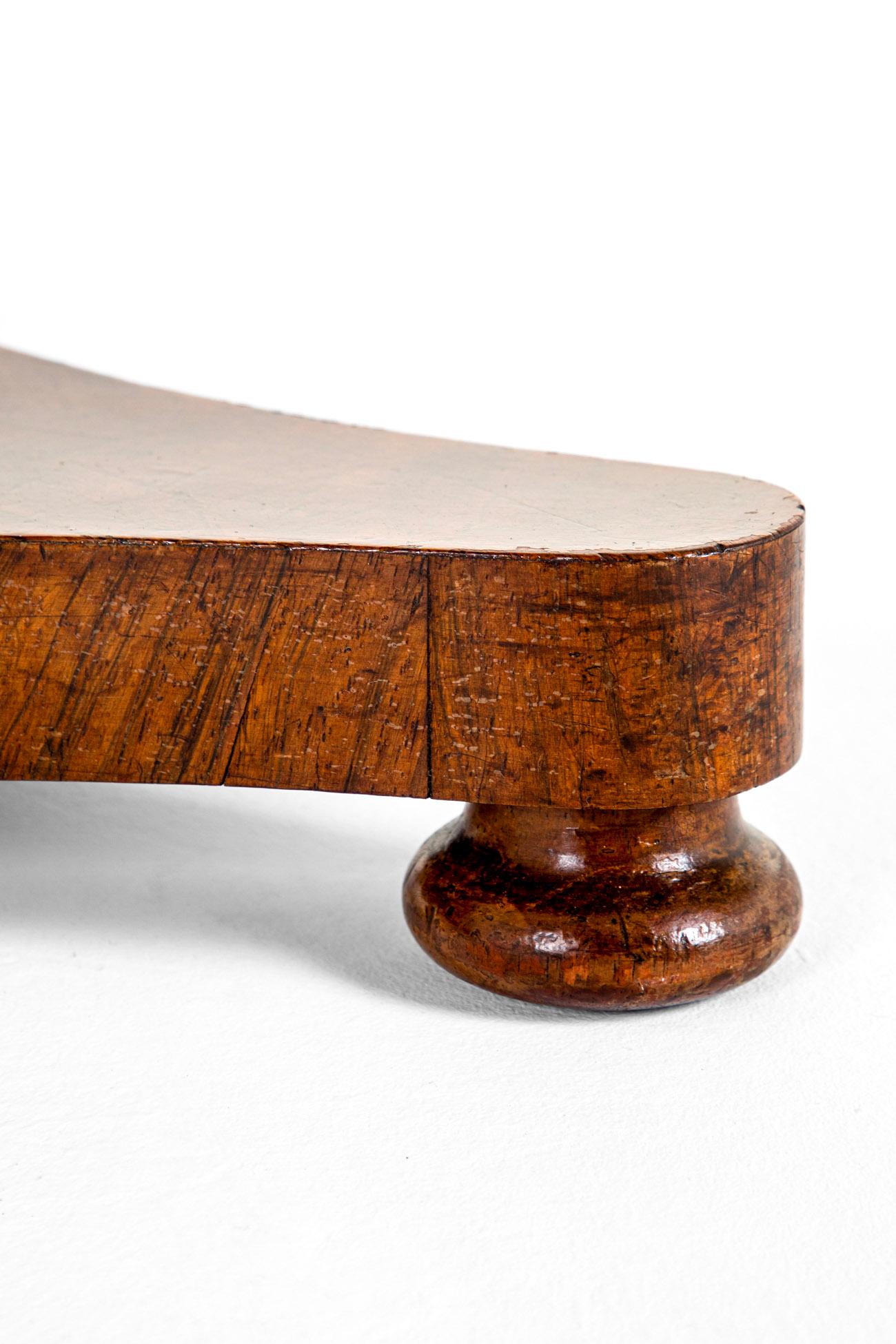 Table à vin Regency en bois de rose en vente 1