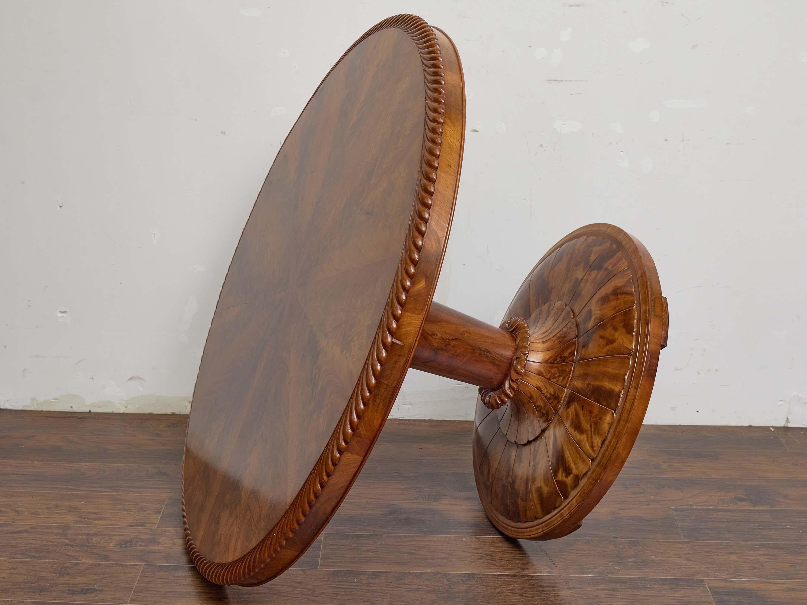 Runder Regency-Tisch aus Nussbaumholz mit geschnitzter Kante und Sockel, um 1840 im Angebot 3