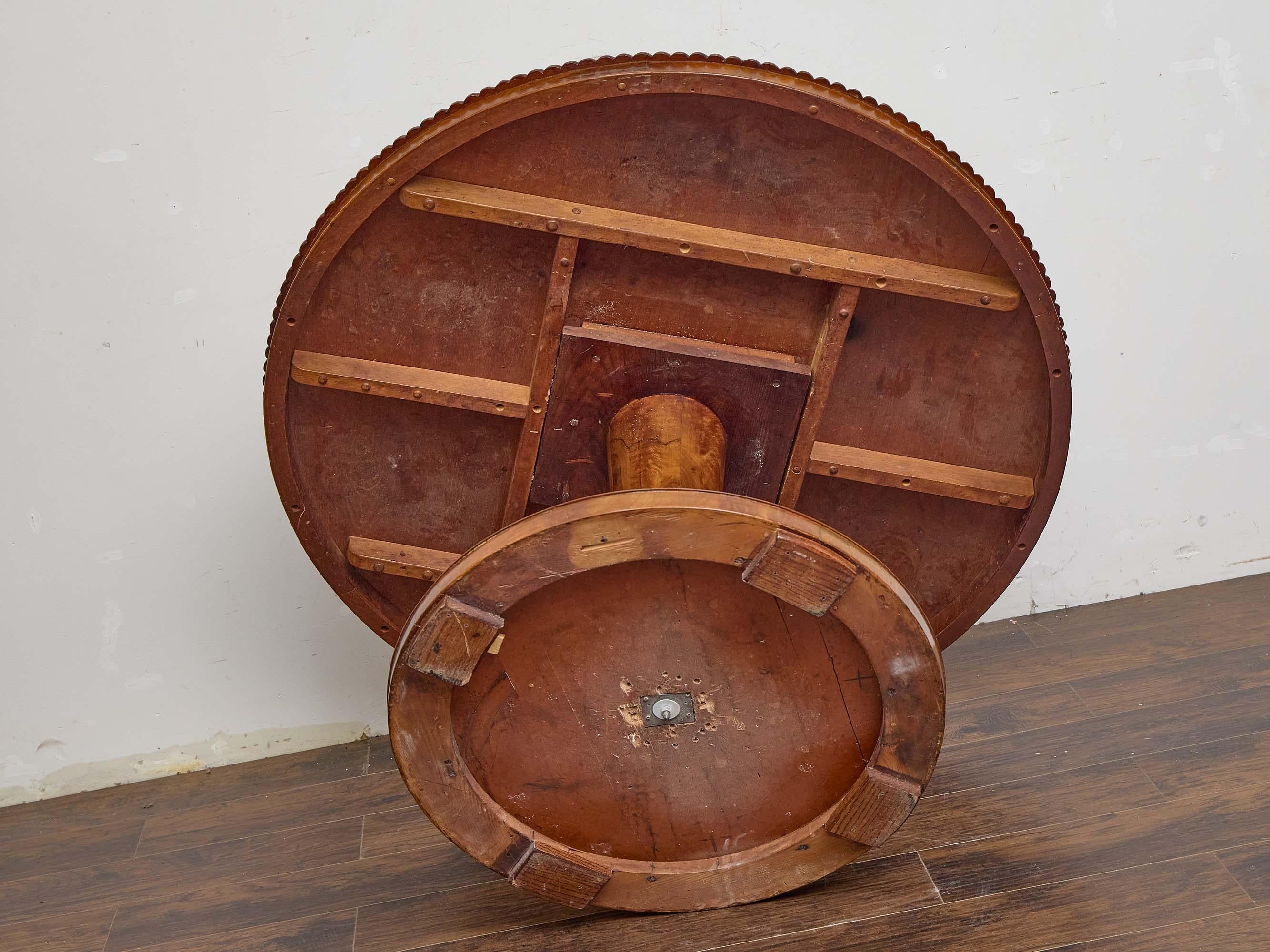 Runder Regency-Tisch aus Nussbaumholz mit geschnitzter Kante und Sockel, um 1840 im Angebot 4