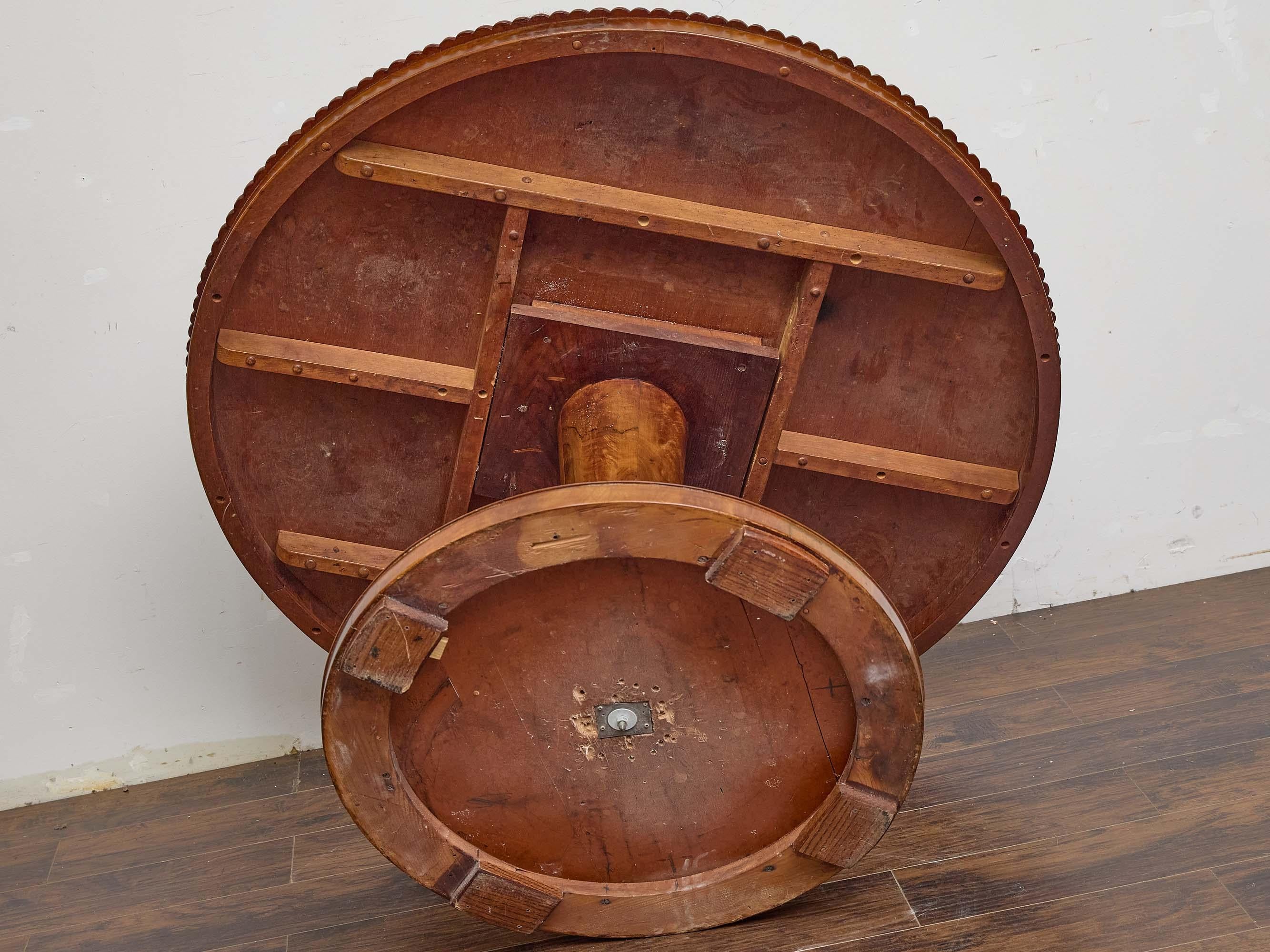 Runder Regency-Tisch aus Nussbaumholz mit geschnitzter Kante und Sockel, um 1840 im Angebot 5