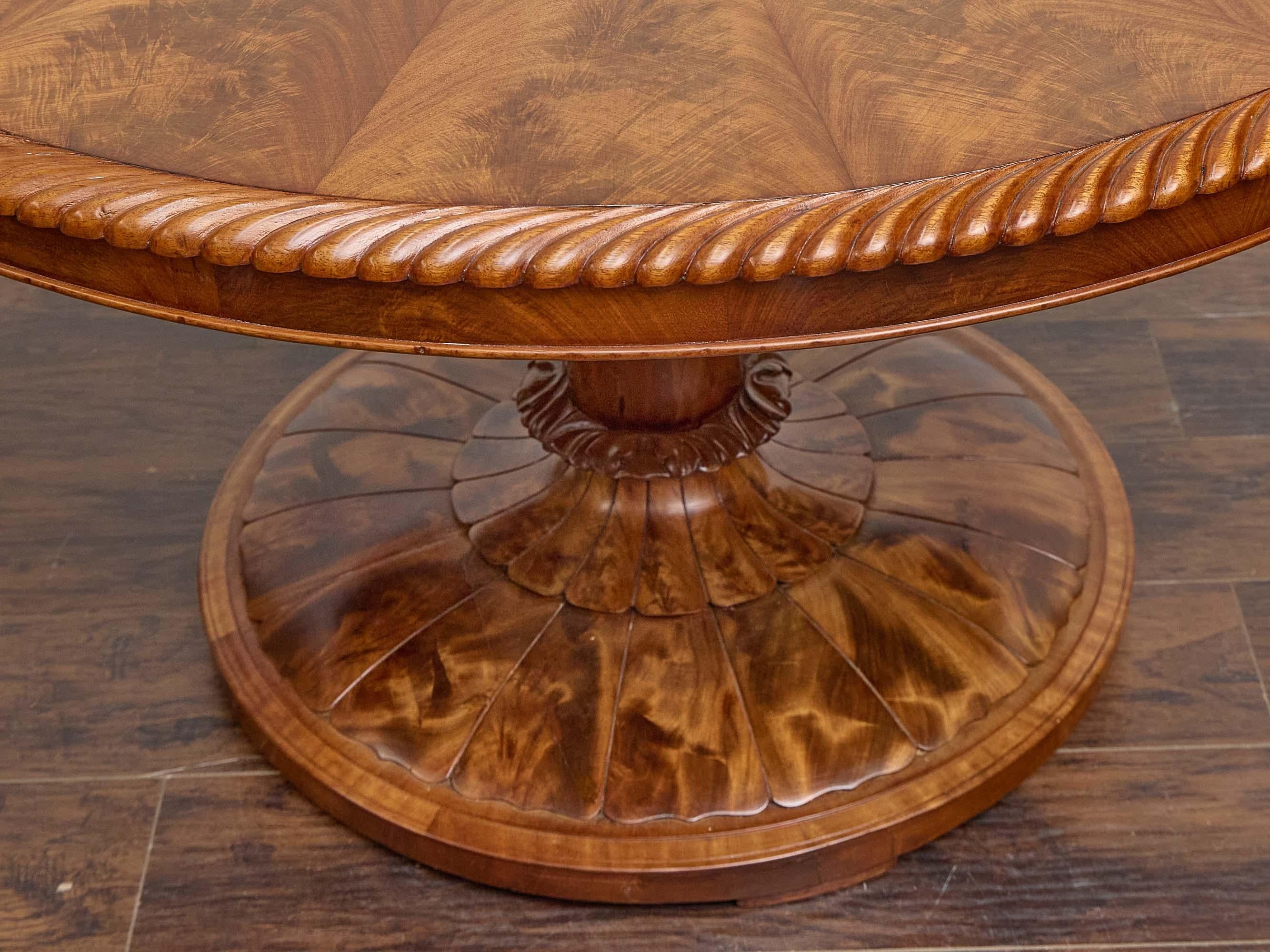 Runder Regency-Tisch aus Nussbaumholz mit geschnitzter Kante und Sockel, um 1840 (19. Jahrhundert) im Angebot