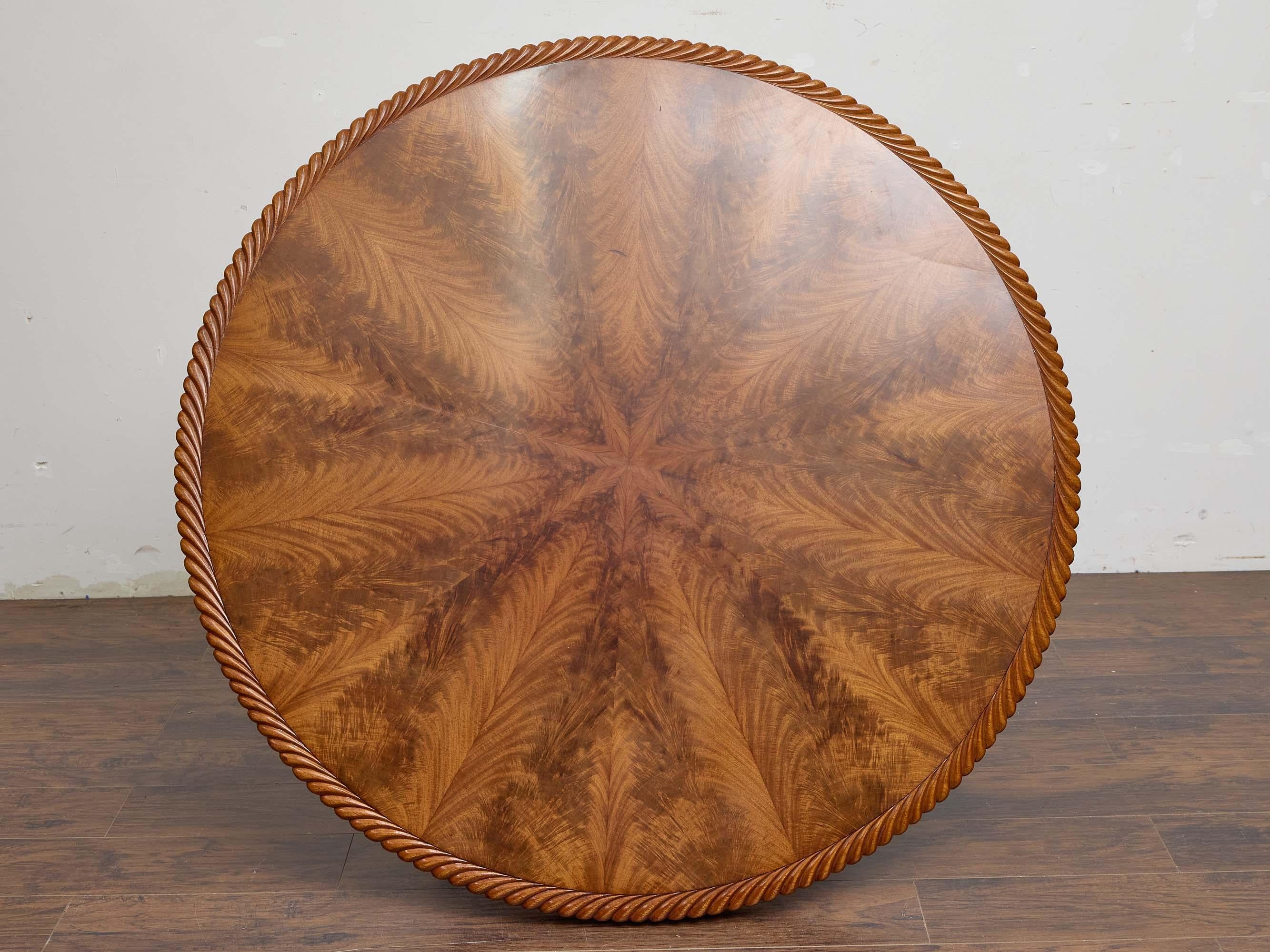 Runder Regency-Tisch aus Nussbaumholz mit geschnitzter Kante und Sockel, um 1840 im Angebot 1