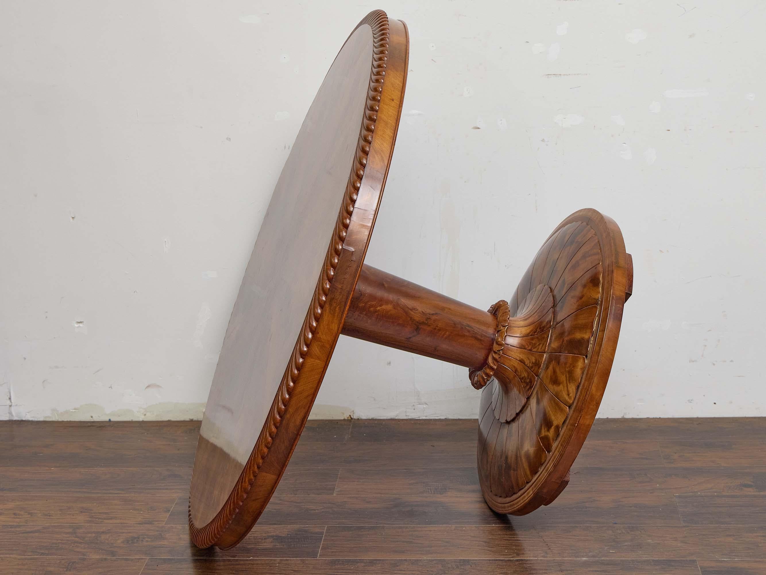 Runder Regency-Tisch aus Nussbaumholz mit geschnitzter Kante und Sockel, um 1840 im Angebot 2