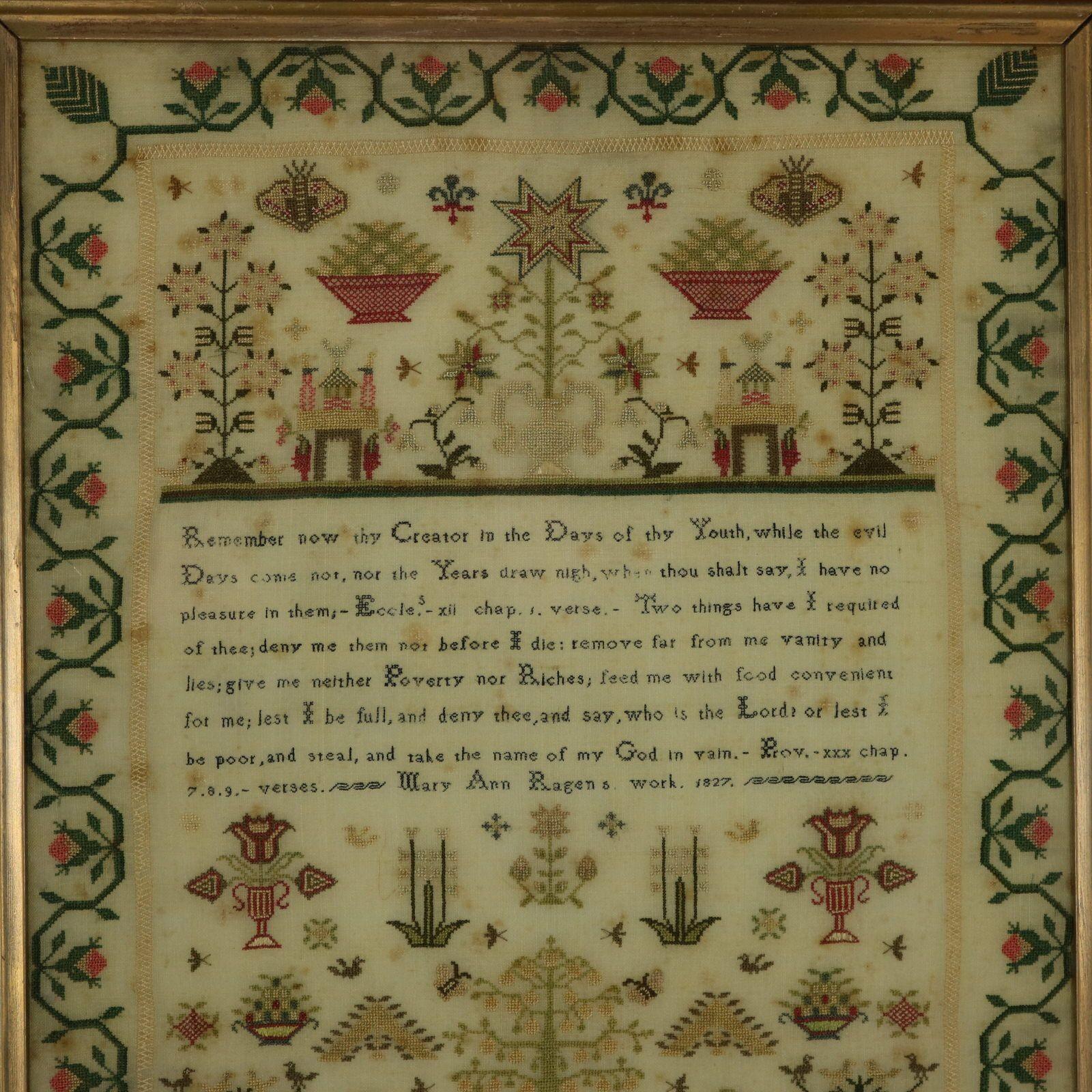 Mustertuch aus der Regency-Zeit, 1827, von Mary Ann Ragen. Das Mustertuch ist fein mit Seidenfäden auf einem Leinengrund gearbeitet, hauptsächlich im Kreuzstich. Mäanderndes Erdbeerbeet. Farben grün, rot, gold, rosa und braun. Der Vers lautet: