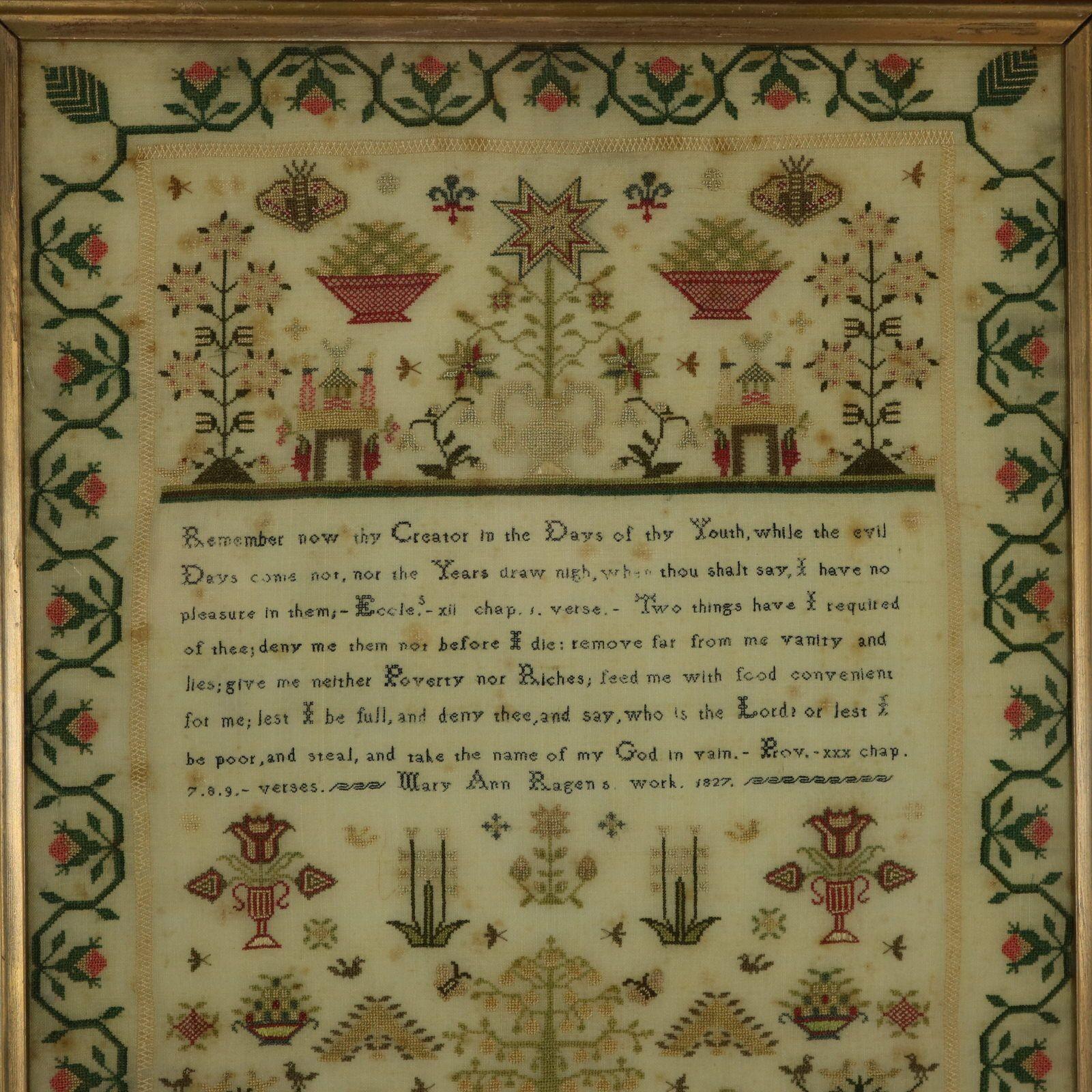 Sampler de l'époque Regency, 1827, par Mary Ann Ragen. Le sampler est finement travaillé en fils de soie sur un fond de lin, principalement au point de croix. Bordure de fraises sinueuse. Couleurs : vert, rouge, or, rose et brun. Le verset se lit