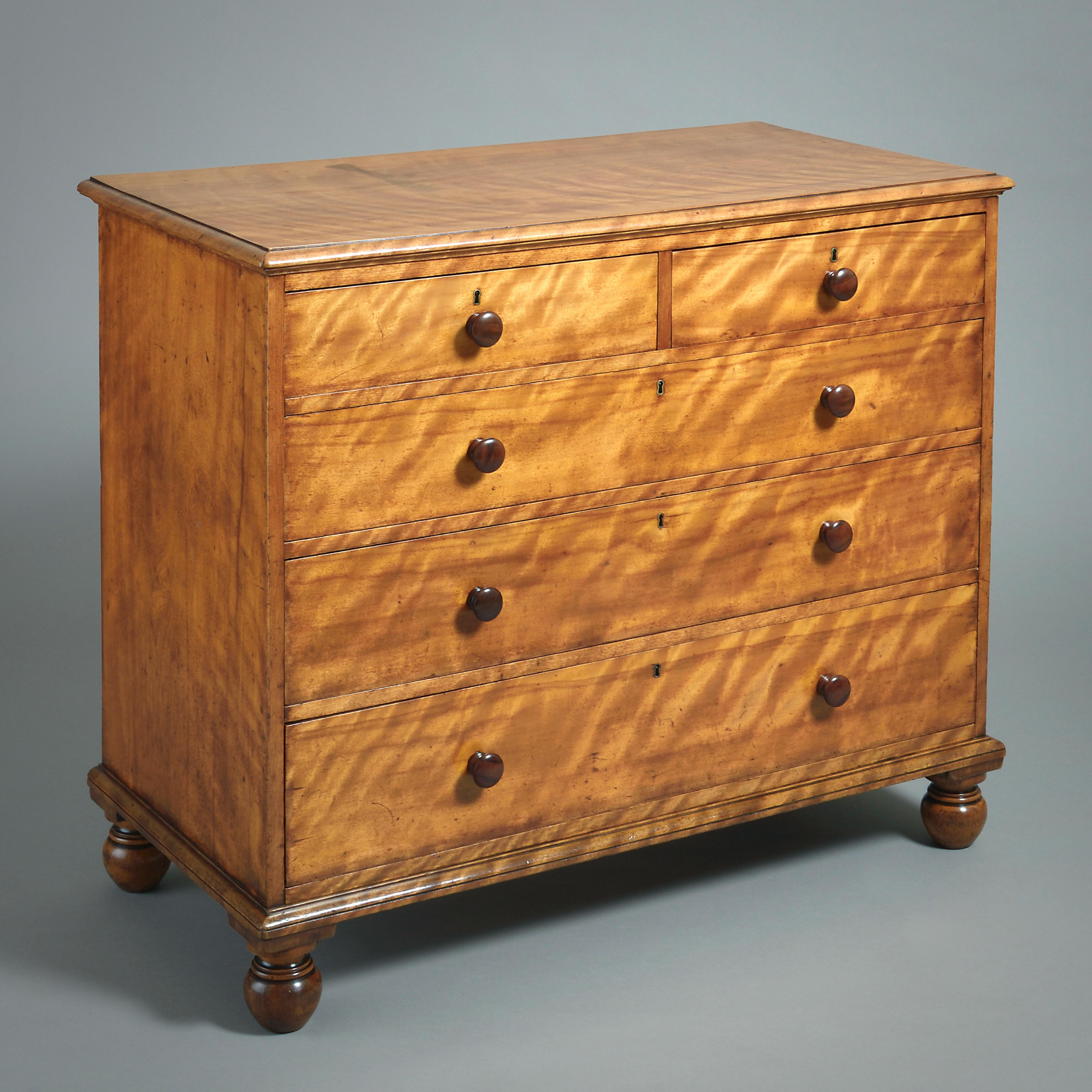 CASSETTIERA IN RASO DI ABETE DELLA REGGENZA ATTRIBUITA A GILLOWS, 1820 CIRCA.

Con le sue maniglie originali in palissandro tornito.