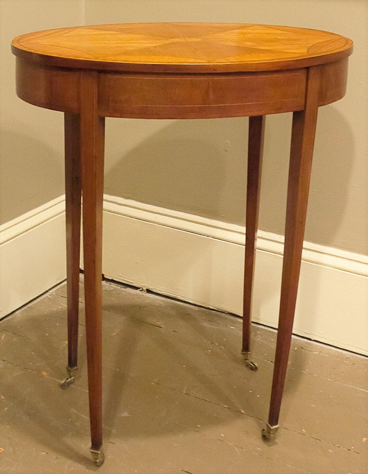 Regency Satinwood and Mahogany Oval Side Table, England, circa 1810 In Excellent Condition In Alexandria, VA