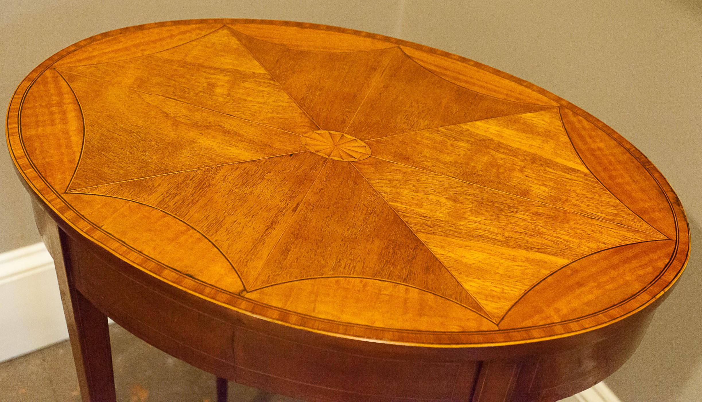 18th Century Regency Satinwood and Mahogany Oval Side Table, England, circa 1810
