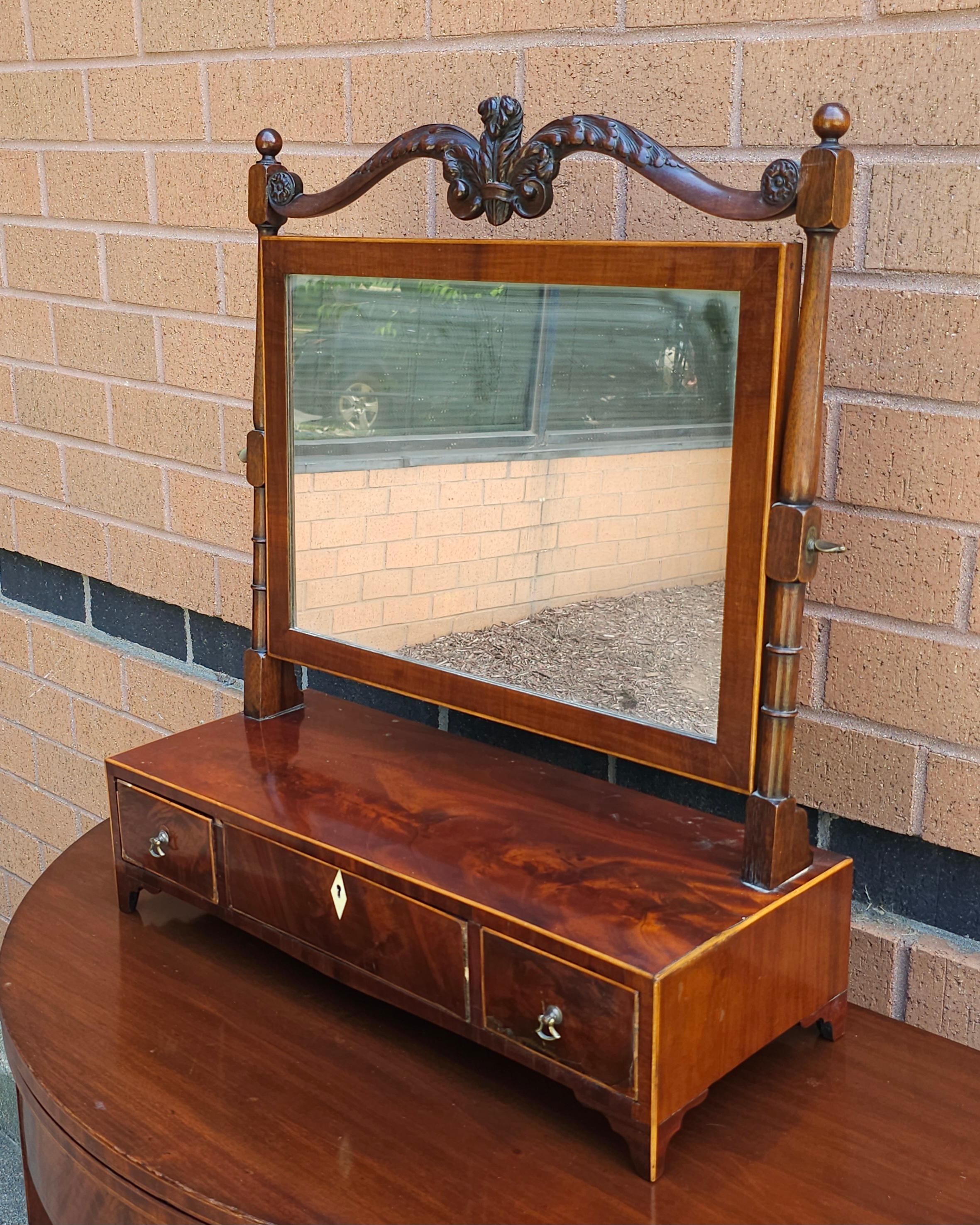 Miroir de coffre en acajou sculpté et incrusté de bois de satin de style Régence, Circa 1800-1810, en très bon état. Mesure 24