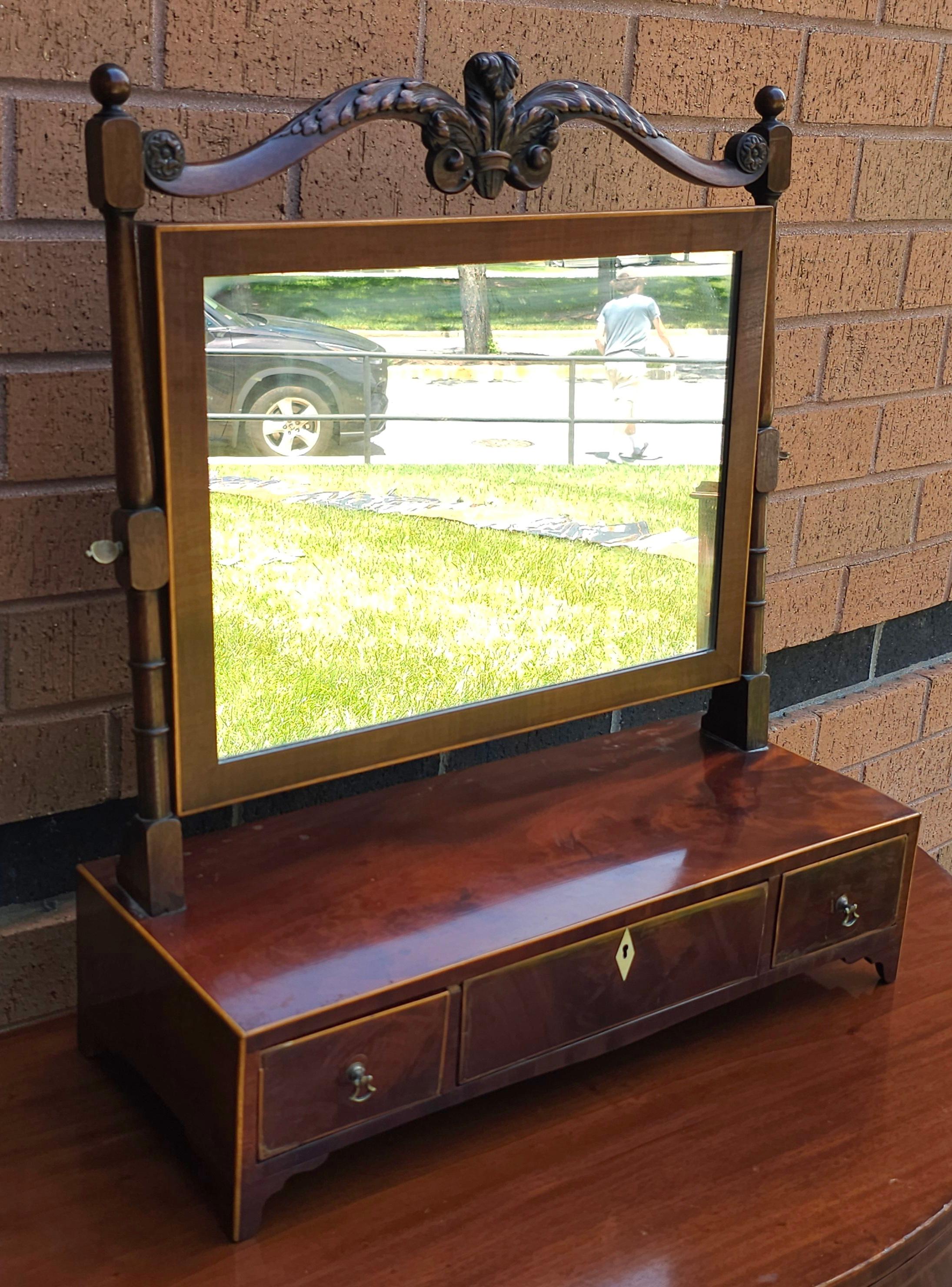 Regency Miroir commode de style Régence en bois de citronnier incrusté et sculpté, vers 1800-1810 en vente