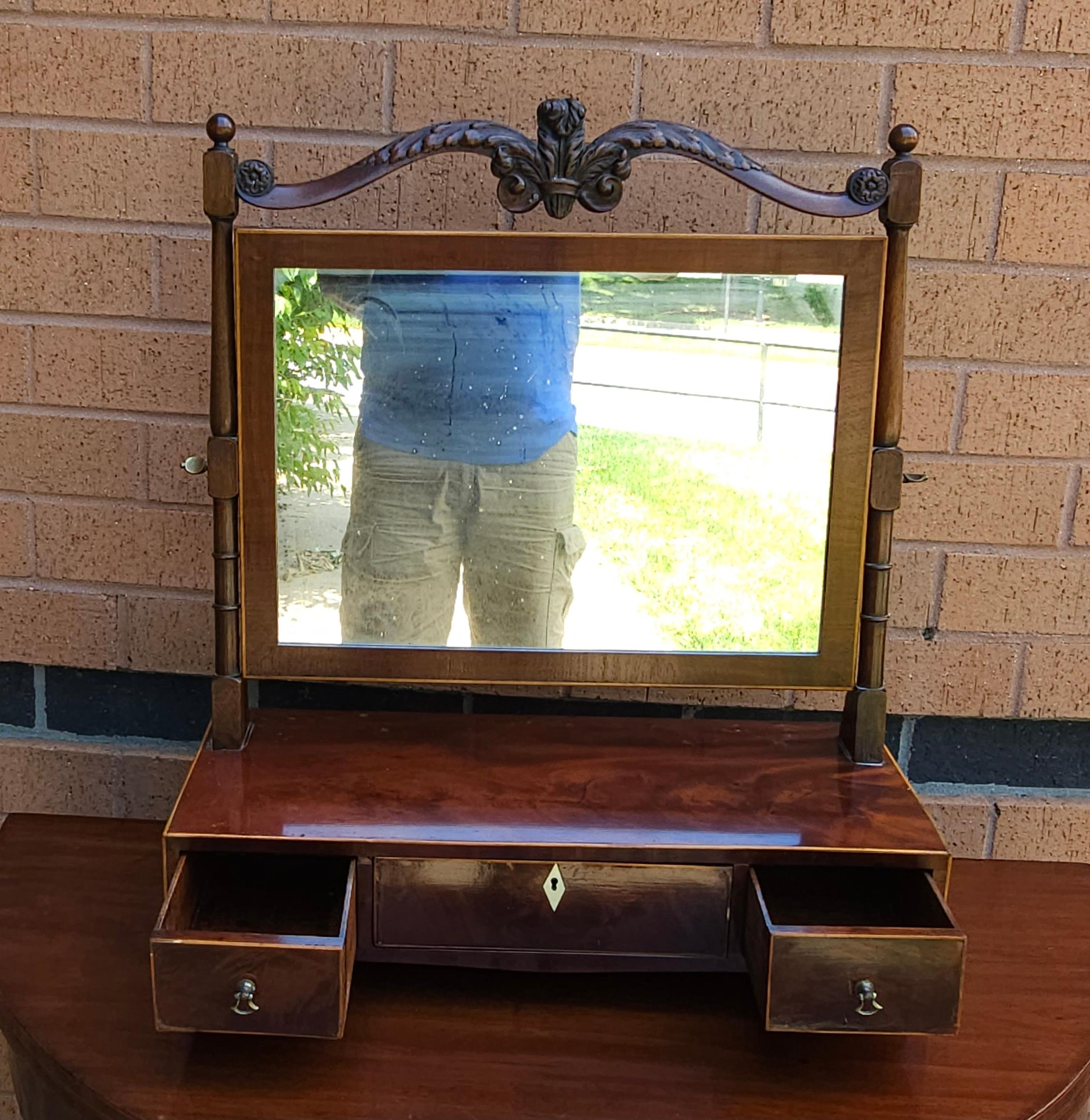 Américain Miroir commode de style Régence en bois de citronnier incrusté et sculpté, vers 1800-1810 en vente
