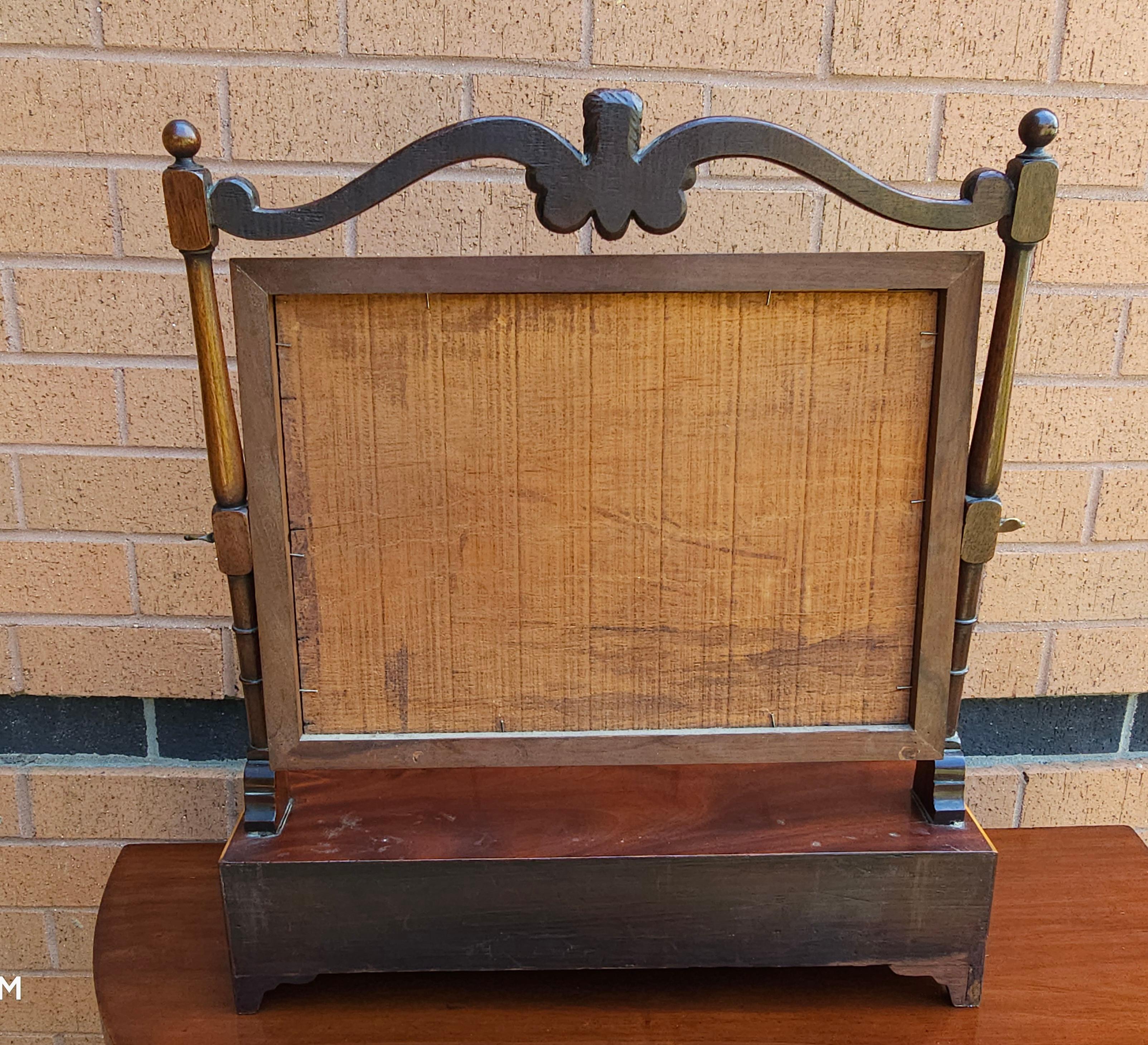 Miroir commode de style Régence en bois de citronnier incrusté et sculpté, vers 1800-1810 Bon état - En vente à Germantown, MD