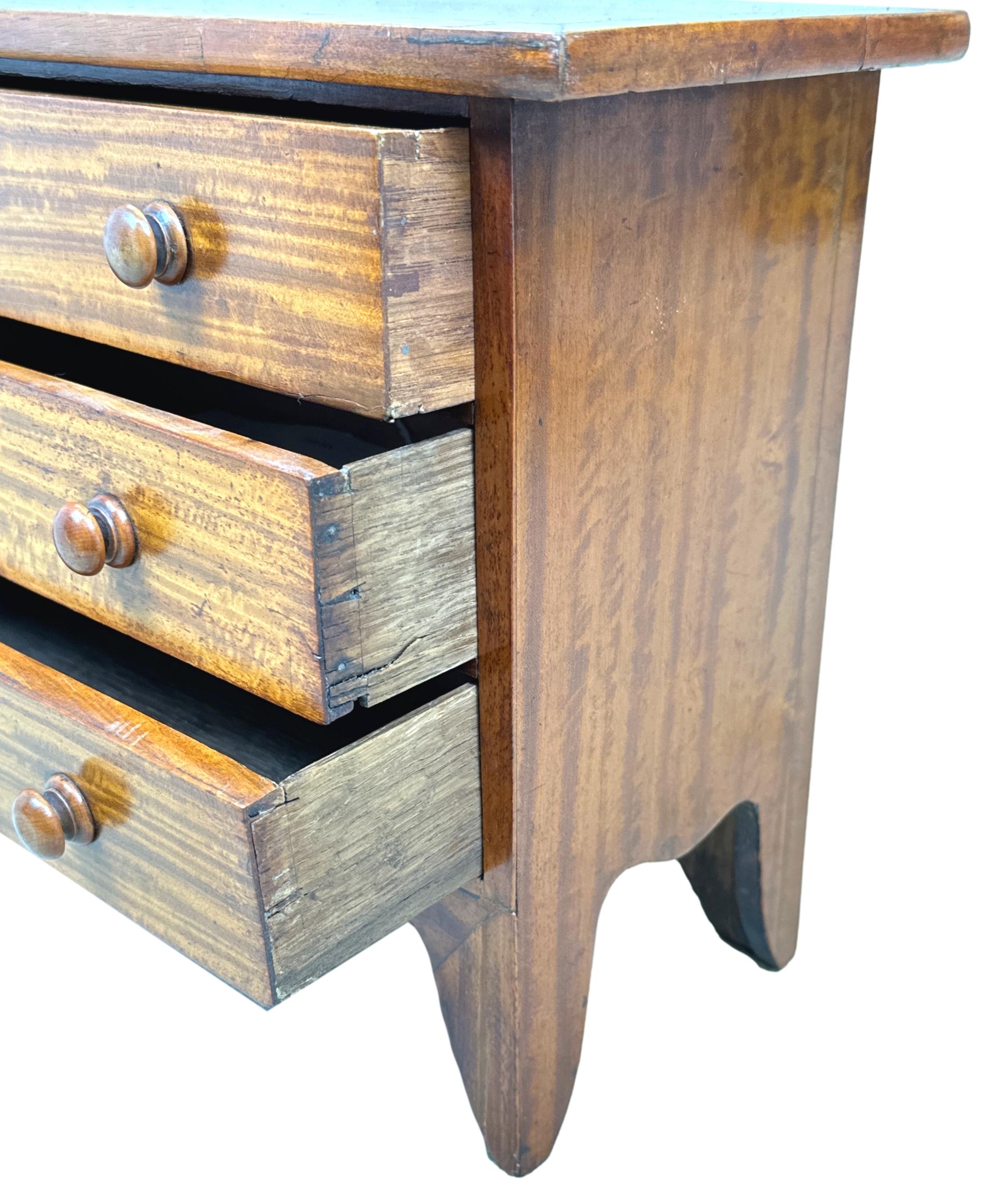 Regency Satinwood Miniature Chest In Good Condition For Sale In Bedfordshire, GB