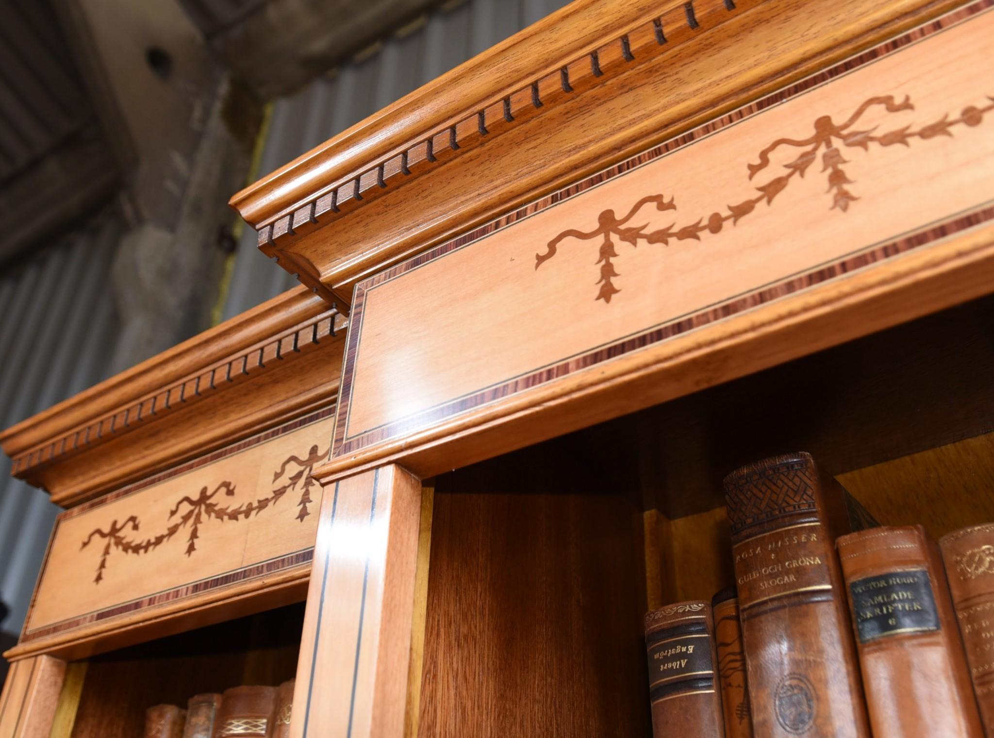 Bücherregal mit offener Front aus Satinholz im Sheraton-Stil
Elegantes und praktisches Stück
Die Einlegeböden sind verstellbar, so dass Sie Bücher und Dekorationsgegenstände unterschiedlicher Größe unterbringen können.
Aufwändige Intarsienarbeit