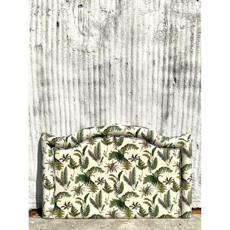 Dai un tocco di eleganza senza tempo alla tua camera da letto con questa squisita testiera imbottita in stile Regency vintage. Caratterizzato dal lussuoso tessuto Scalamandré Fern Print, questo pezzo forte presenta un lussureggiante motivo botanico