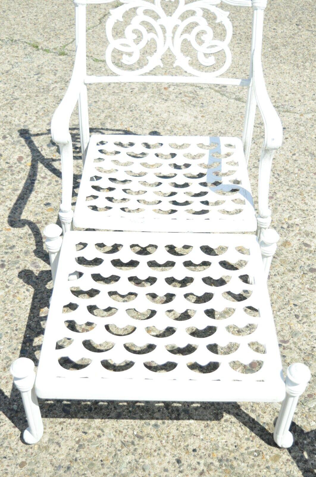 Paire de fauteuils de jardin et de patio en aluminium à volutes de style Régence avec ottoman en vente 6