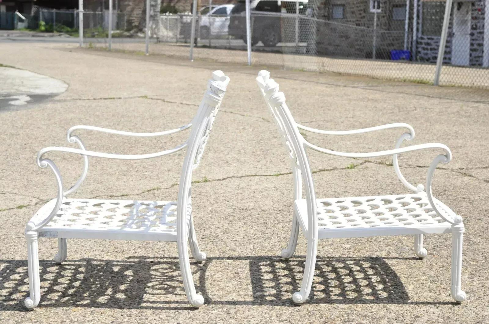 Poltroncine da giardino Regency in alluminio con ottomana - una coppia in vendita 5