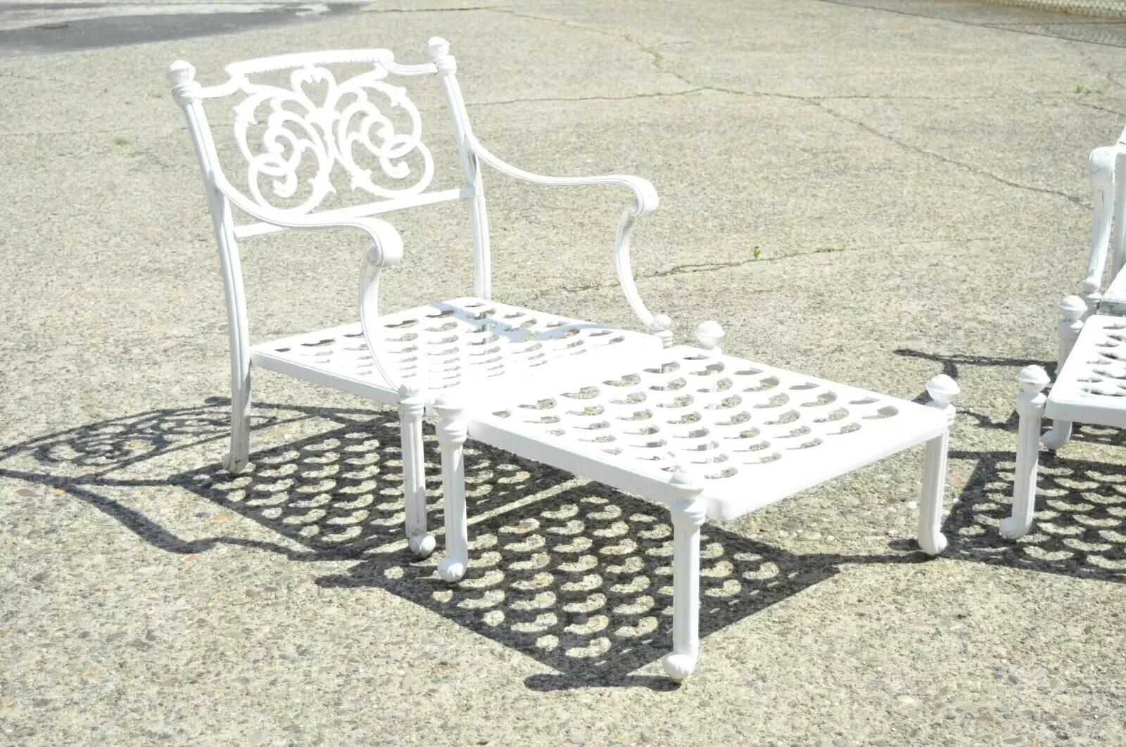 Poltroncine da giardino Regency in alluminio con ottomana - una coppia in vendita 6