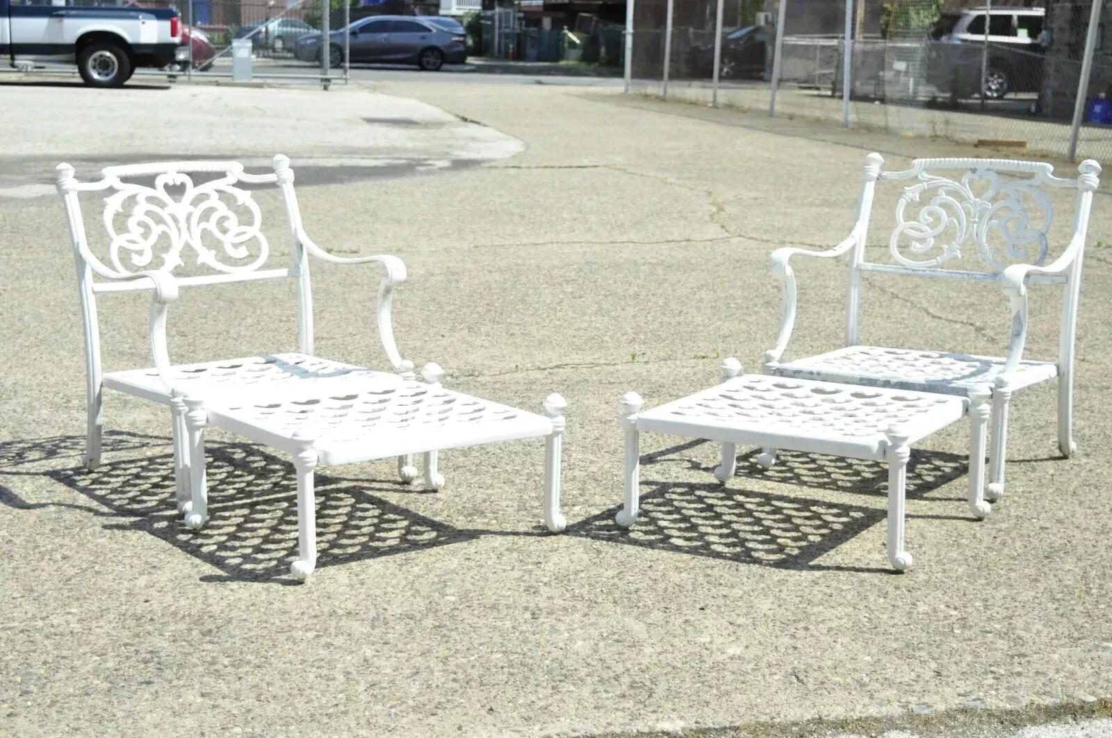 Sedie da giardino in alluminio con ottomani in stile Regency italiano, una coppia. L'inserzione comprende (2) poltrone, (2) ottomane, schienali a volute, forme basse e comode, sedute a graticcio, struttura in alluminio fuso, stile e forma
