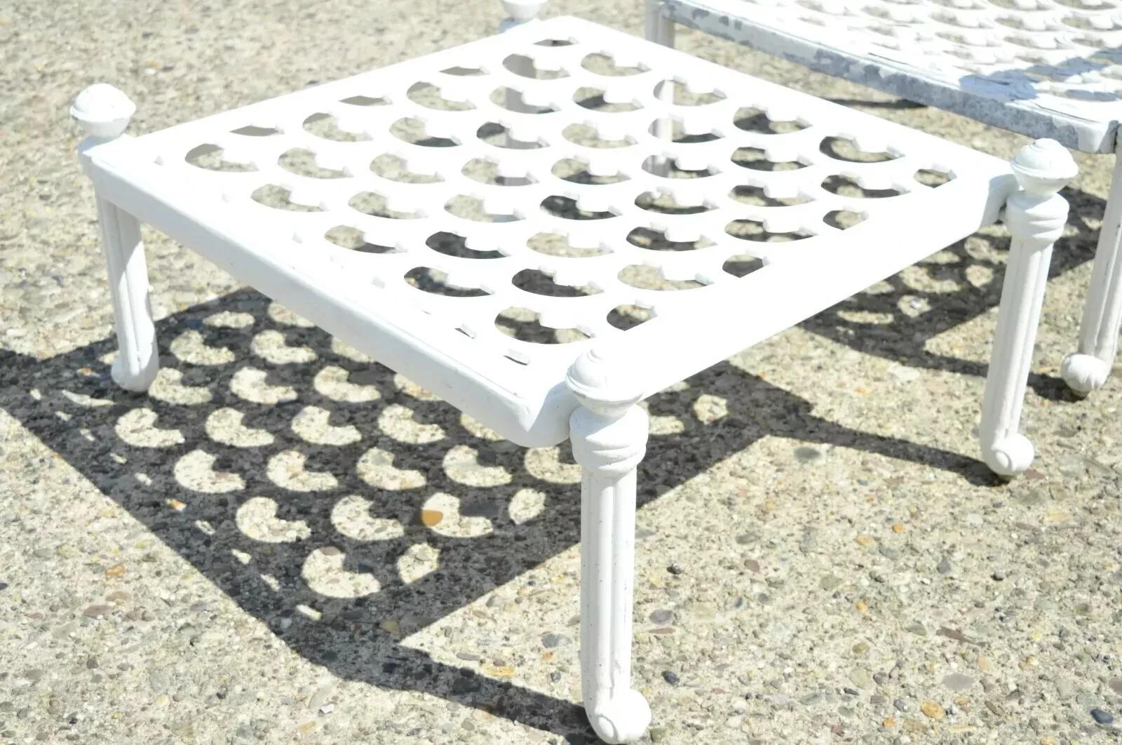 XX secolo Poltroncine da giardino Regency in alluminio con ottomana - una coppia in vendita