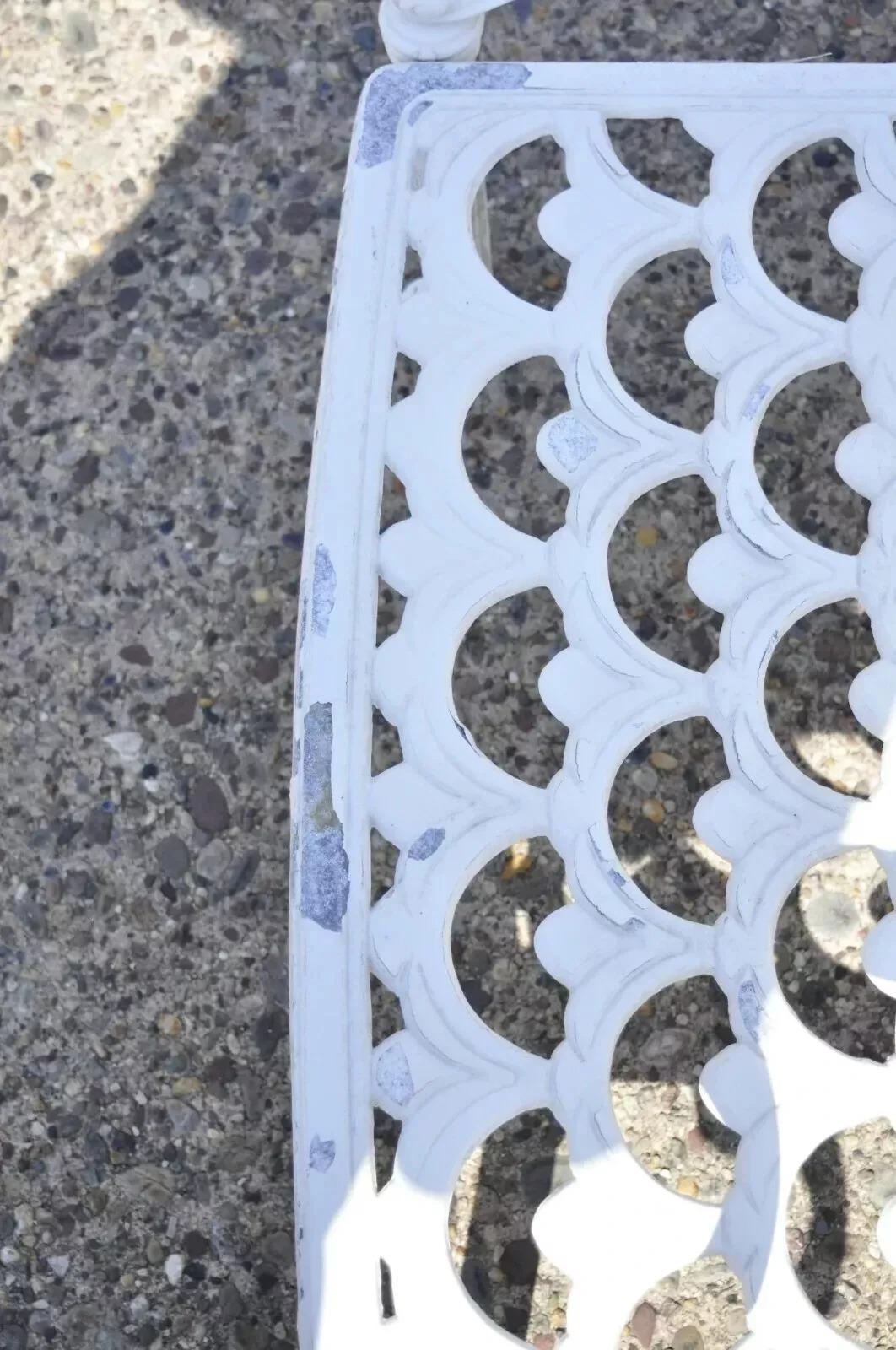 Poltroncine da giardino Regency in alluminio con ottomana - una coppia in vendita 2
