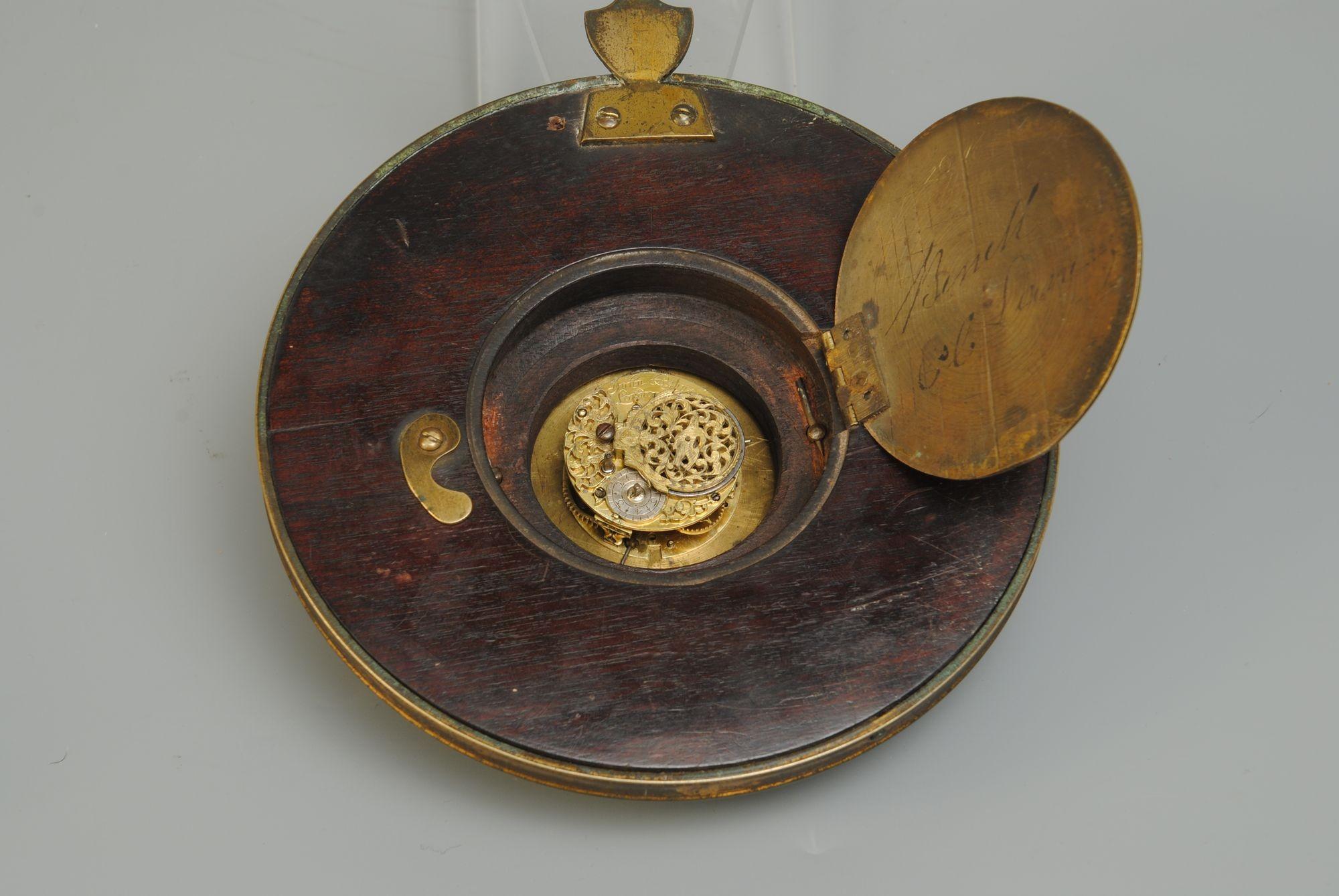 Pendule en bois ébonisé et laiton du début du 19e siècle, avec cadran émaillé et mouvement d'horlogerie de fabrication londonienne
Ces horloges étaient utilisées dans les carrosses