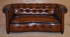 Sofá Chesterfield Regency Serpentine de cuero marrón whisky restaurado y teñido a mano