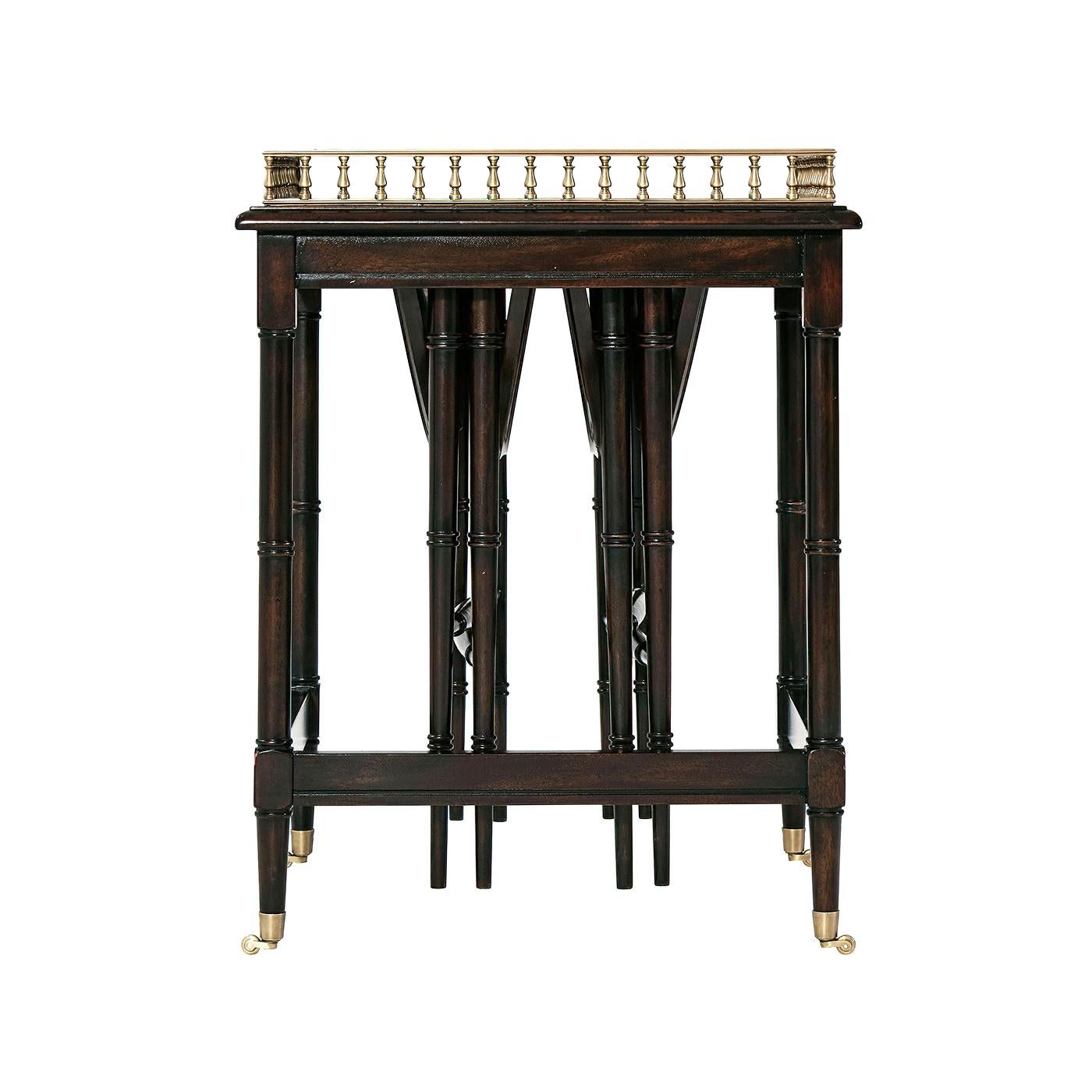 XXIe siècle et contemporain Ensemble de tables d'appoint Regency en vente