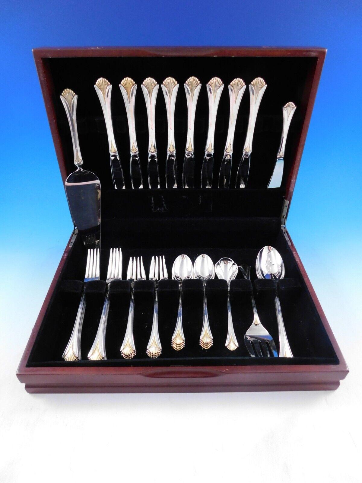 Magnifique service de couverts en argent sterling Shell Gold by Lunt, 38 pièces. Cet ensemble est doté d'une poignée dorée et comprend :

8 Couteaux, 9