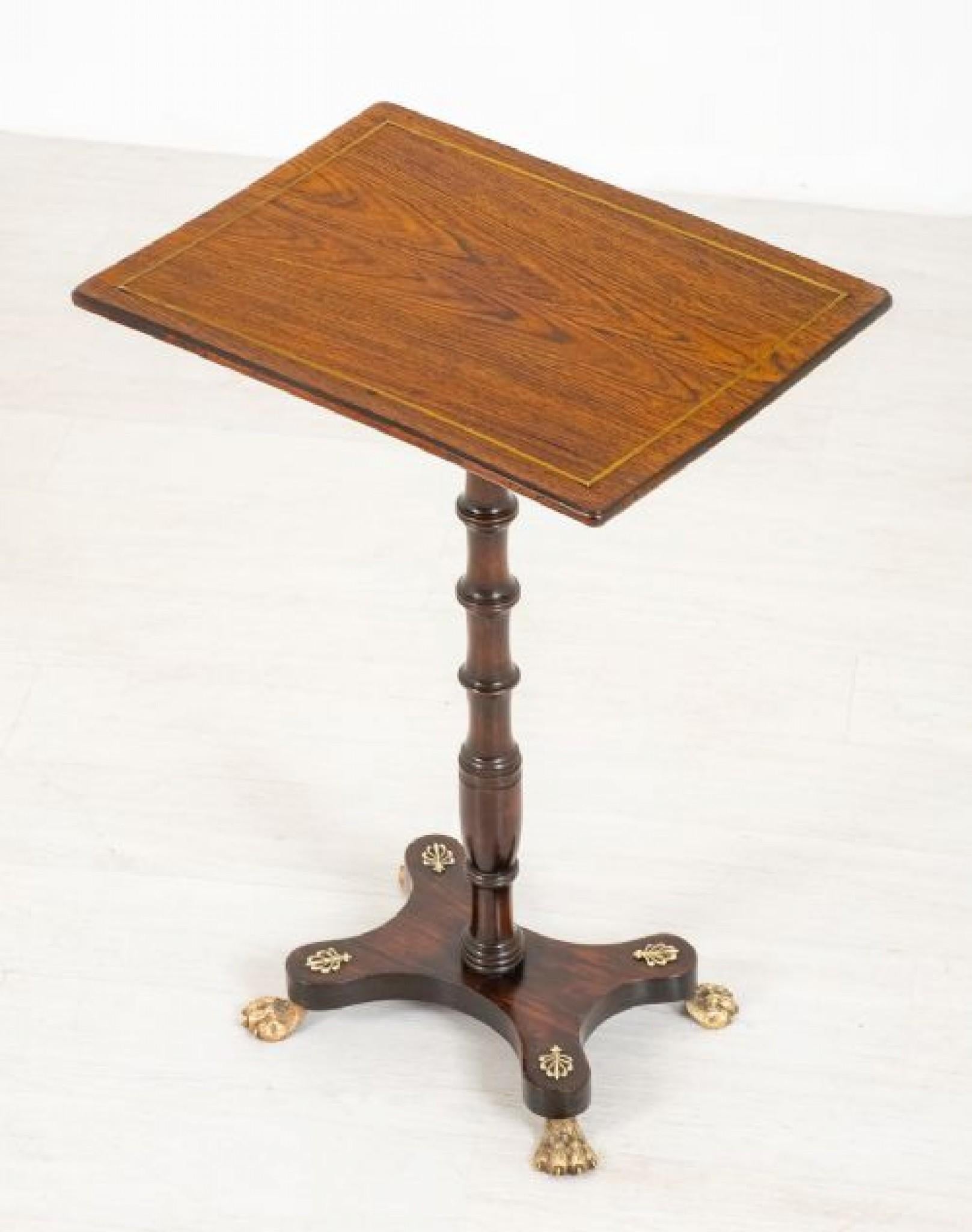 Sehr hübsch Regency Palisander Beistelltisch.
Er steht auf Löwentatzenfüßen aus Messing mit einem Sockel, der mit den typischen Regency-Motiven aus Messingguss verziert ist, und einer Säule mit gedrehtem Ring.
Die Palisanderplatte ist mit