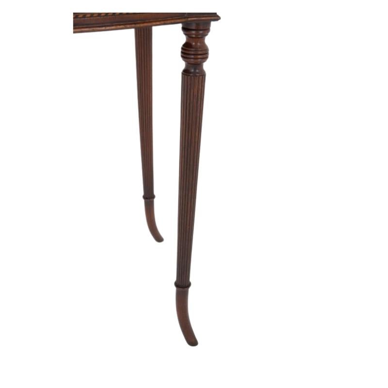 Beistelltisch oder Konsolentisch aus Mahagoni im Regency-Stil
CIRCA 1920
Dieser Beistelltisch steht auf elegant geformten und kannelierten Beinen mit eingelegten Fächern
Der Tisch hat die Form eines Bogens
Wir liefern in jeden Winkel der Erde - auch