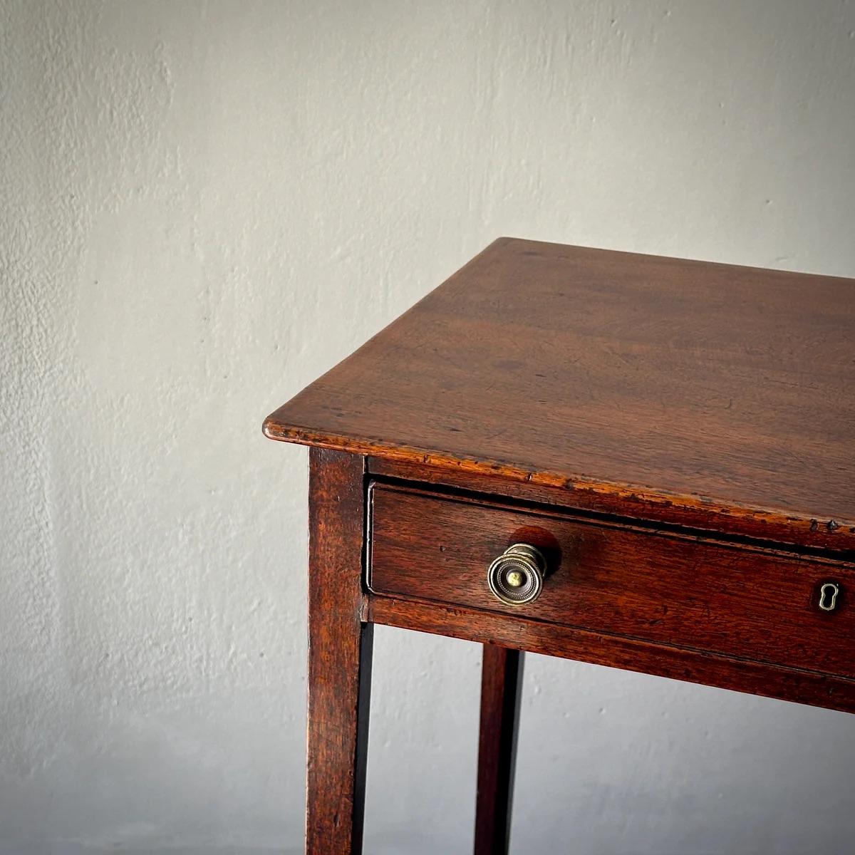 Table d'appoint Regency en vente 4
