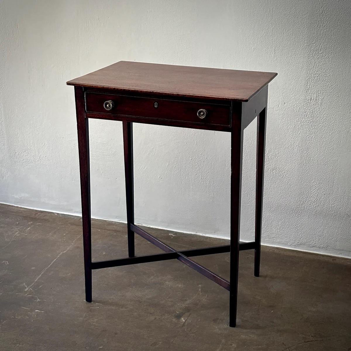 Table d'appoint Regency Bon état - En vente à Los Angeles, CA