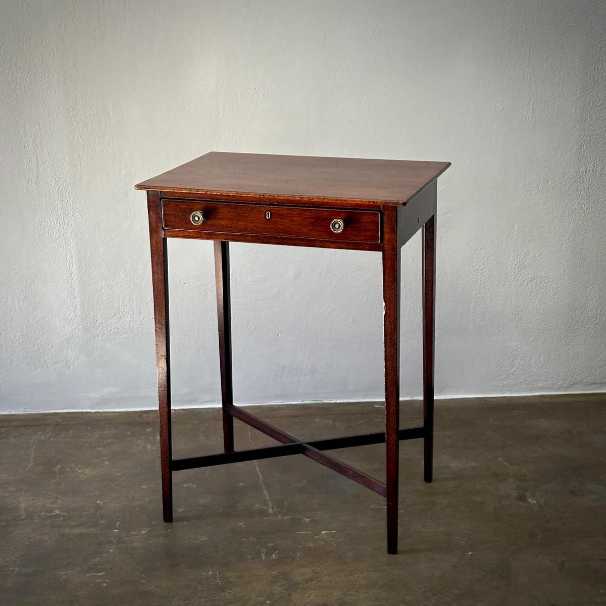 Bois Table d'appoint Regency en vente
