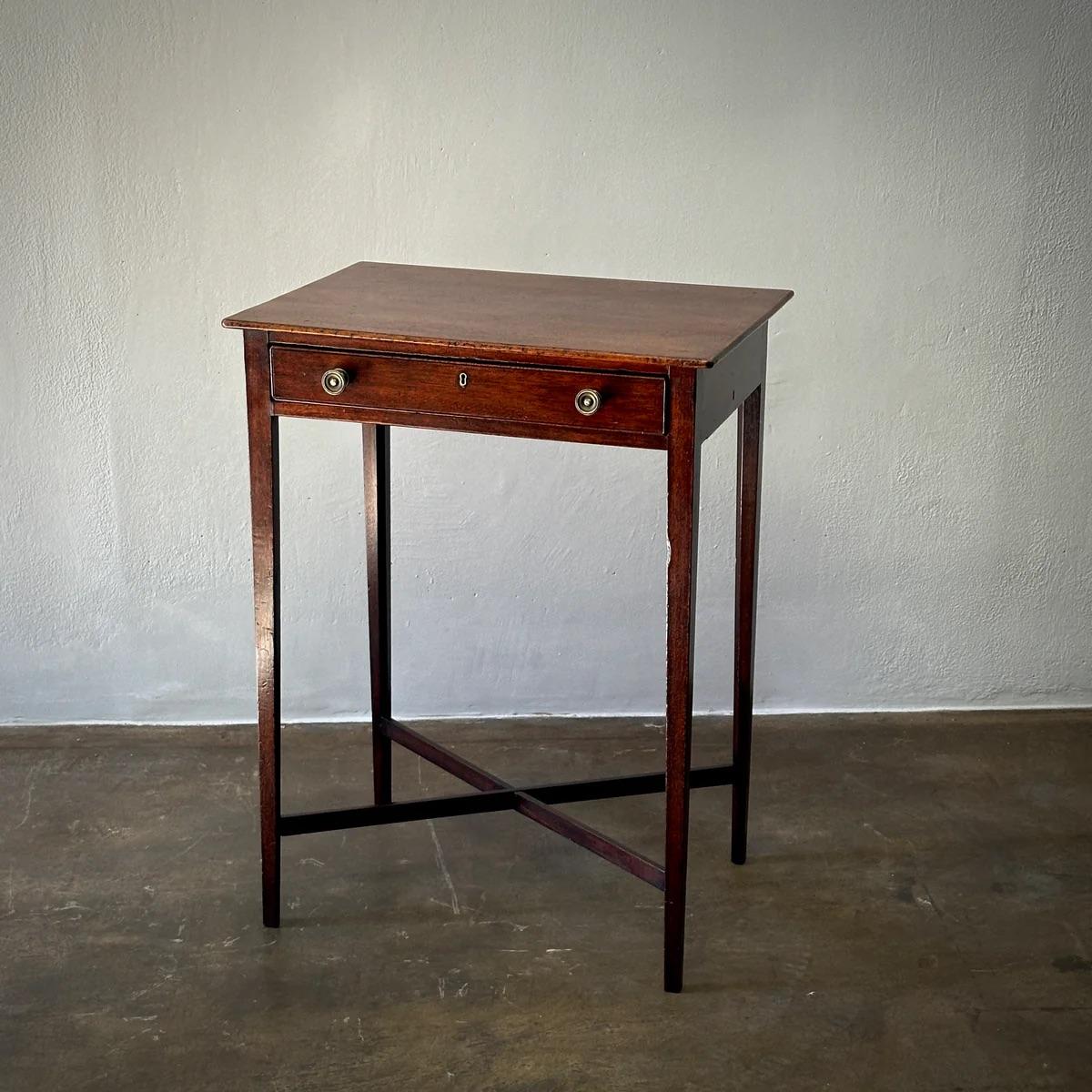 Table d'appoint Regency en vente 3