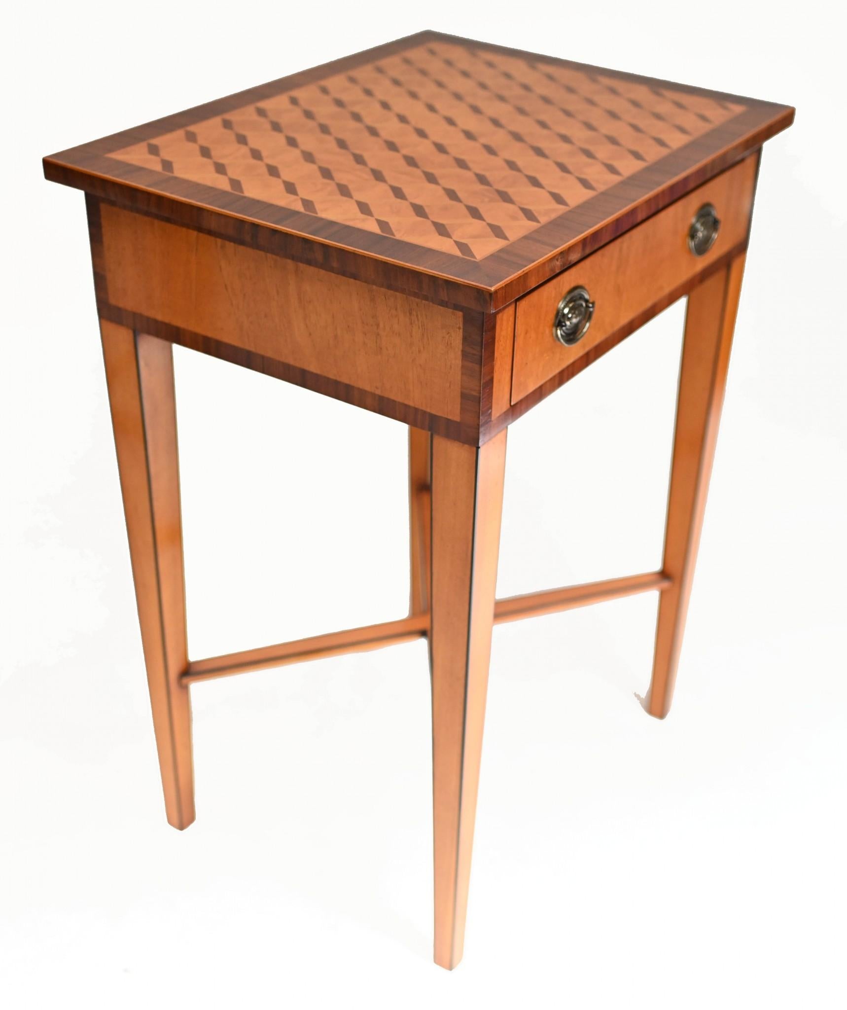 Fin du 20e siècle Tables d'appoint Regency Table d'appoint en marqueterie de bois de satin en vente